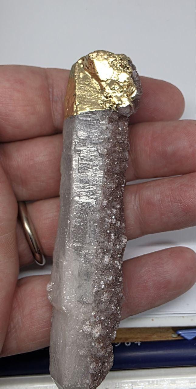 Colgante de cuarzo cristal de roca rojo blanco crudo chapado en oro de 95 x 17 mm