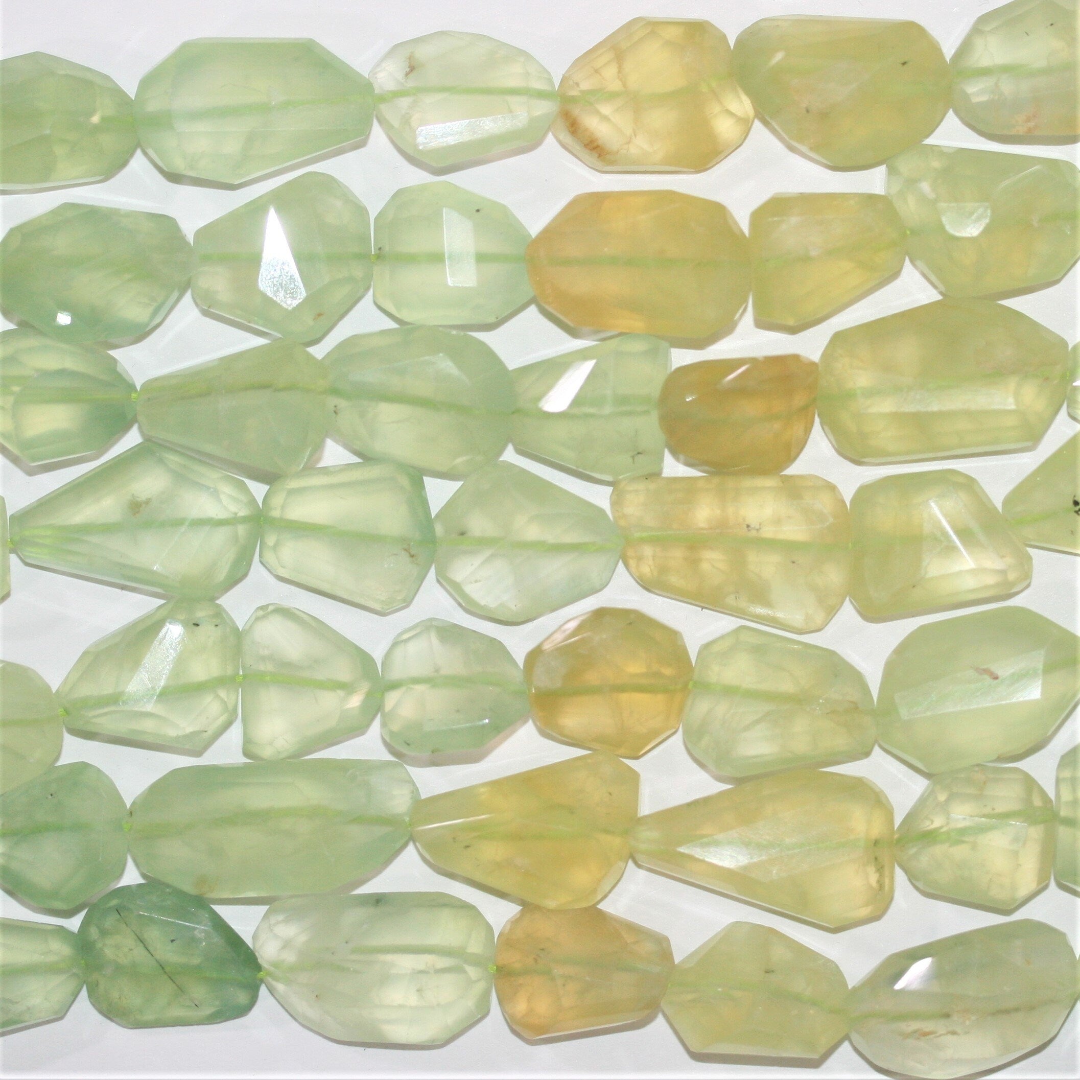 Perles de pépites de St Prehnite à facettes de 14 pouces, 15-20 mm environ. - Fil de 37 cm environ.