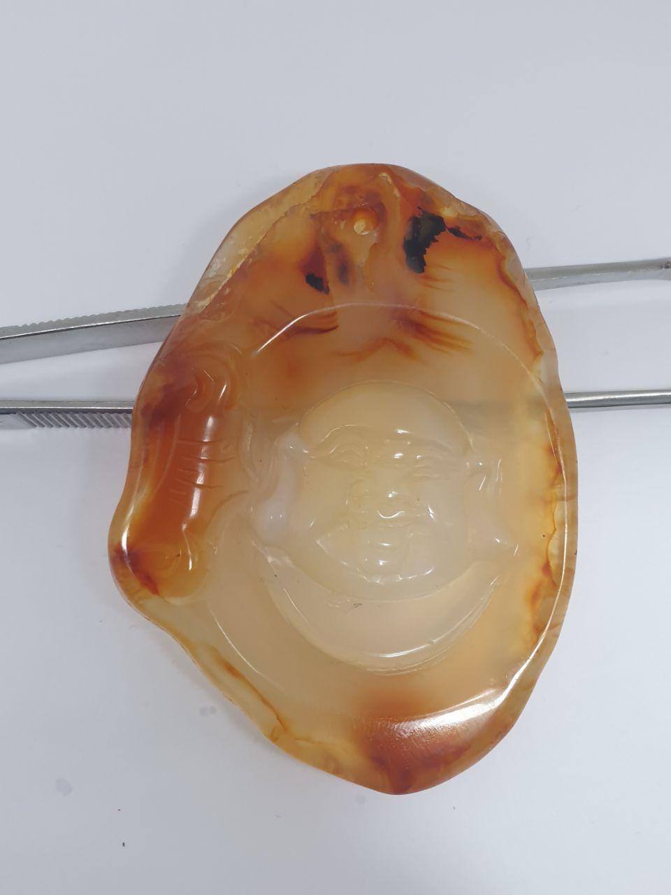 Pendentif géant en agate cornaline sculptée représentant un Bouddha - Pièce unique (74 x 53 mm) - Sculpture sur pierre précieuse - Pendentif exceptionnel