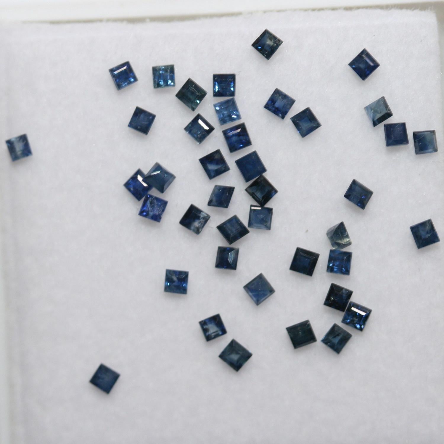Lot de saphirs bleus facettés carrés de 2 mm (2 ct).