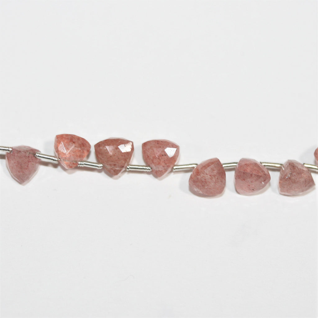 Perles de quartz cerise triangulaires à facettes de 8 pouces, 6-7 mm. - Fil de 20 cm.