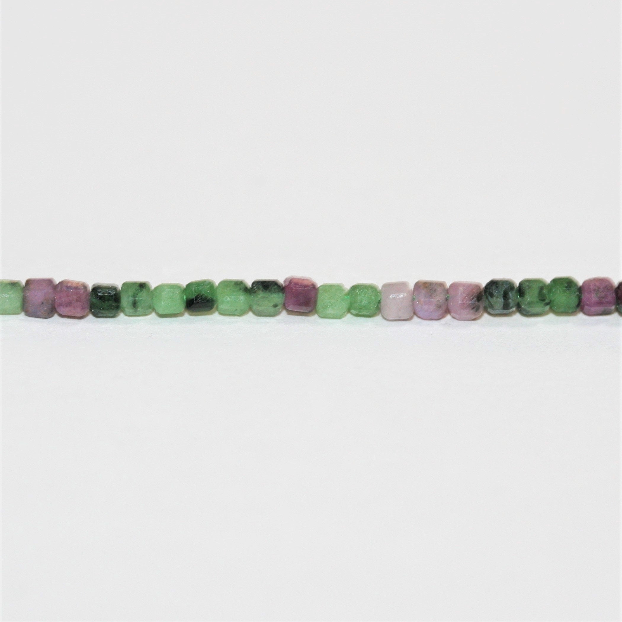 Perles cubiques à facettes en zoïsite rubis St de 15 pouces, 2 mm, brin de 39 cm.