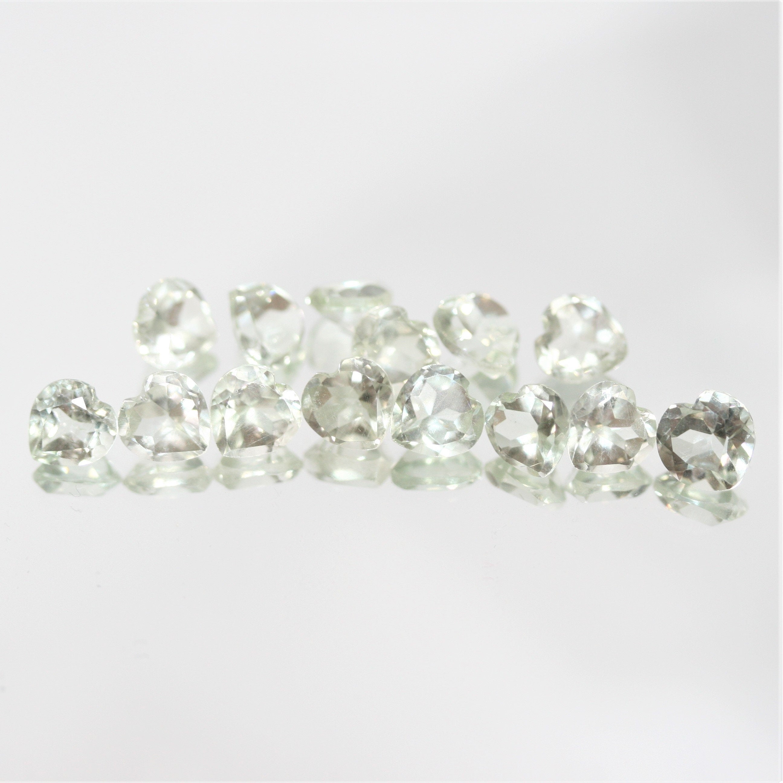 Lot de 14 cœurs à facettes en prasiolite de 6 mm.