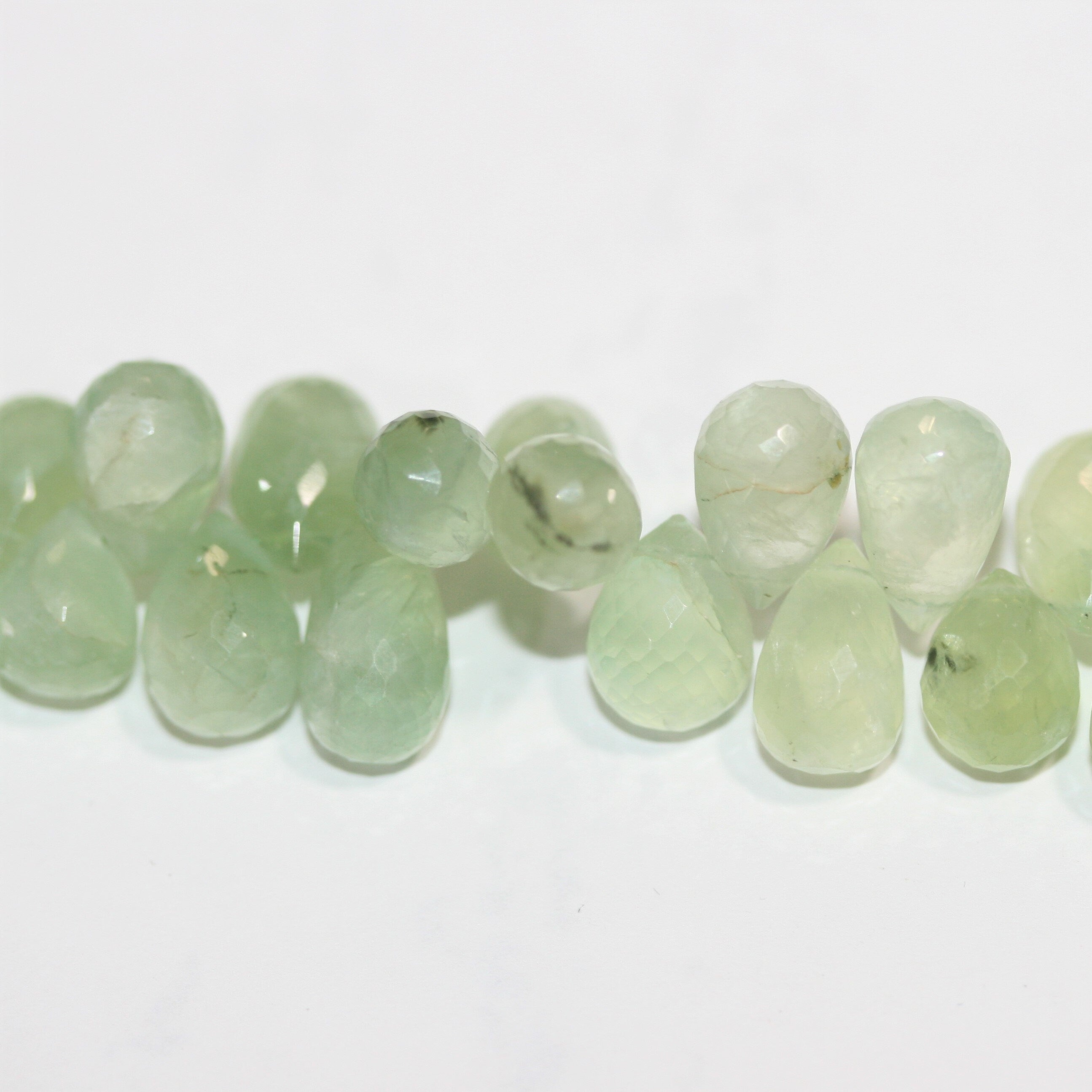 Perles en forme de goutte à facettes de préhnite de 23 cm (9 pouces), 11 x 7 mm. Longueur du fil : environ 23 cm.