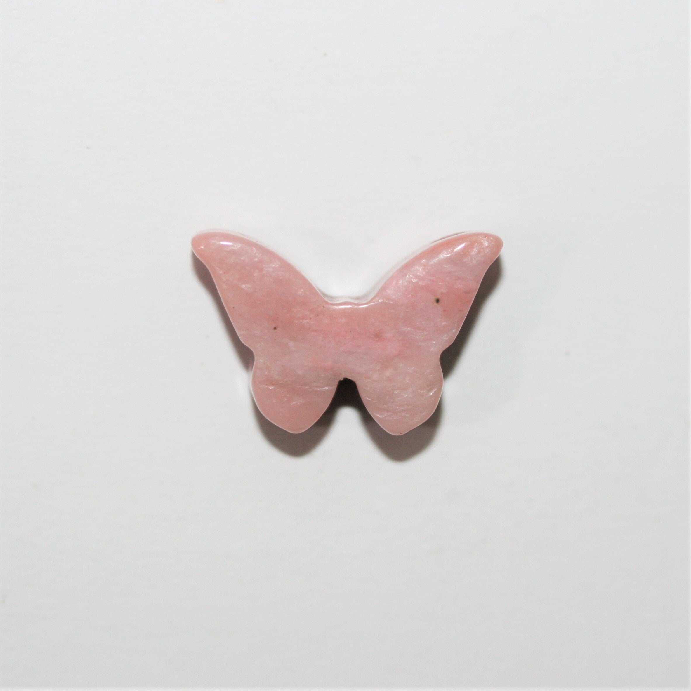 Pendentif papillon lisse en rhodonite 18x12mm. Environ.