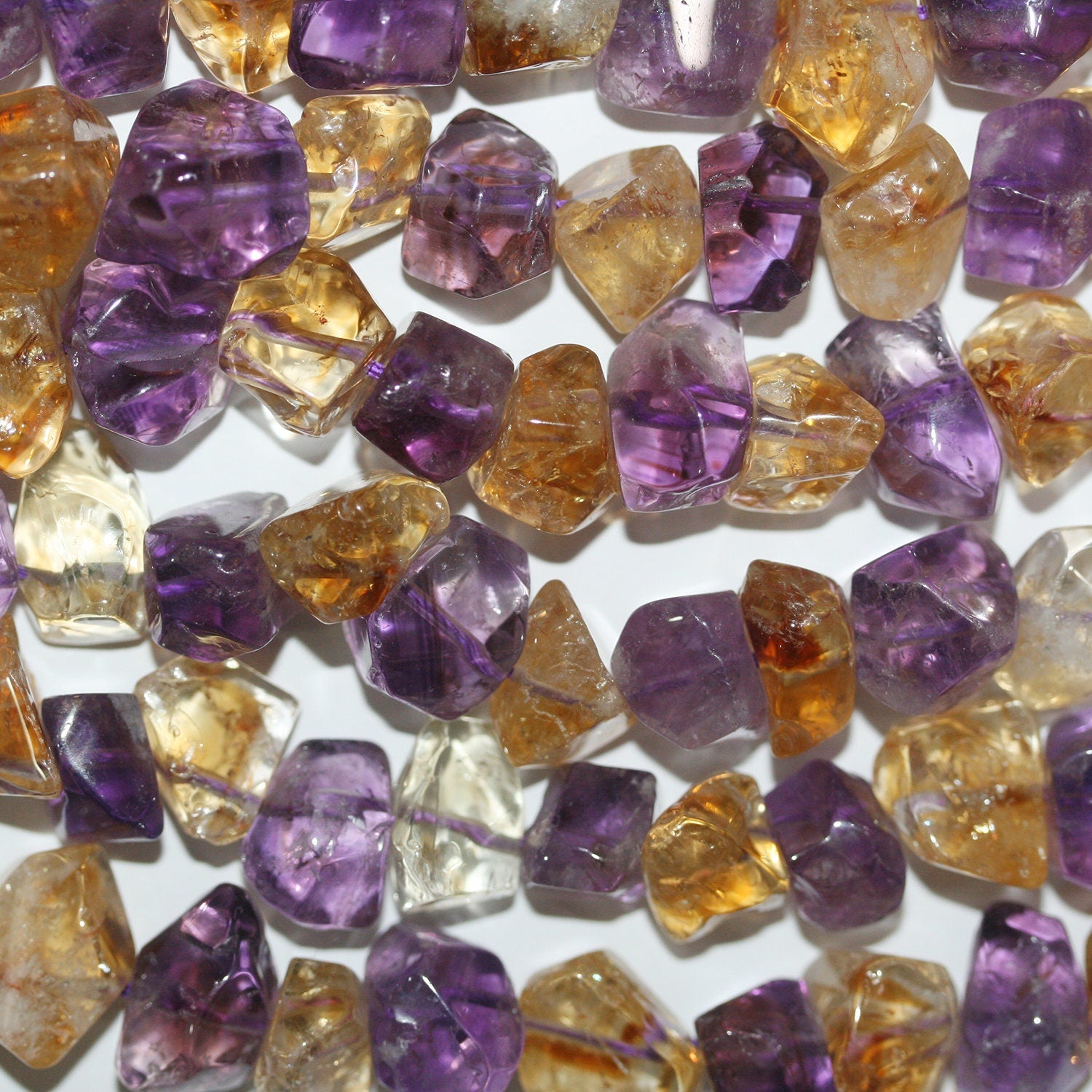 Perles facettées en améthyste et citrine, 15 pouces (environ 38 cm), taille pépite (12-15 mm). Longueur du fil : 39 mm. Grosses perles épaisses.