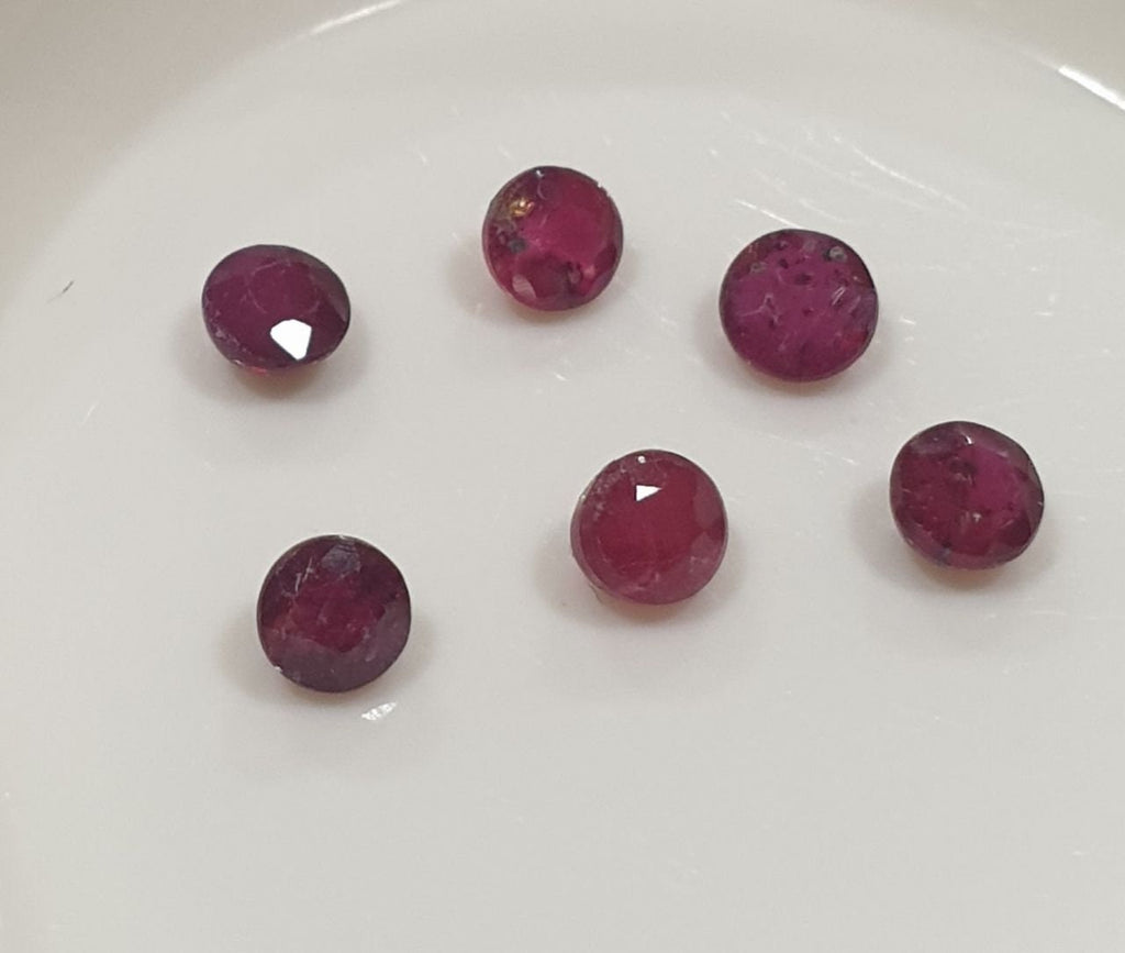 Lote de 6 rubíes redondos facetados de 2,5 mm. Gemas sueltas al por mayor. Gemas naturales.