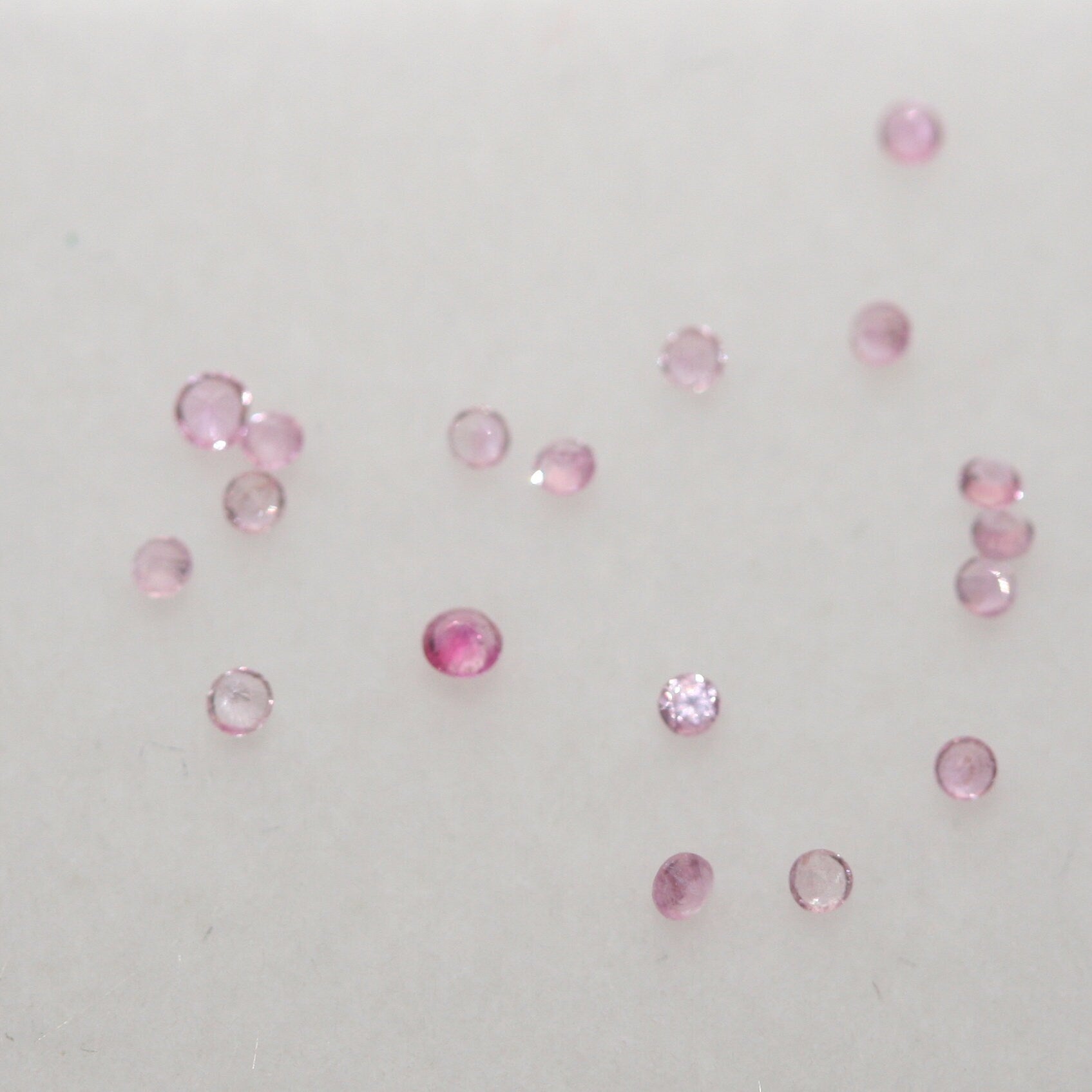 Lote de zafiros rosas facetados redondos de 1 mm. - Paquetes de piedras preciosas - Piedras sueltas al por mayor - Gemas naturales