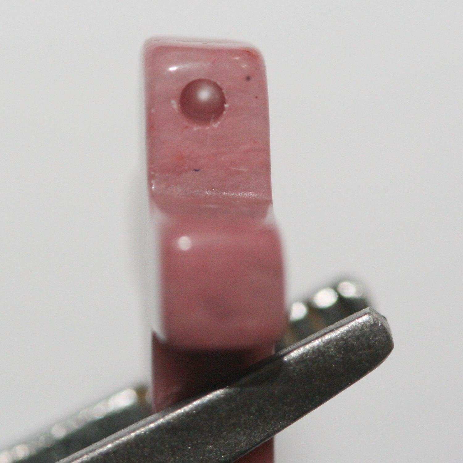 Pendentif croix en rhodonite 18x13mm.