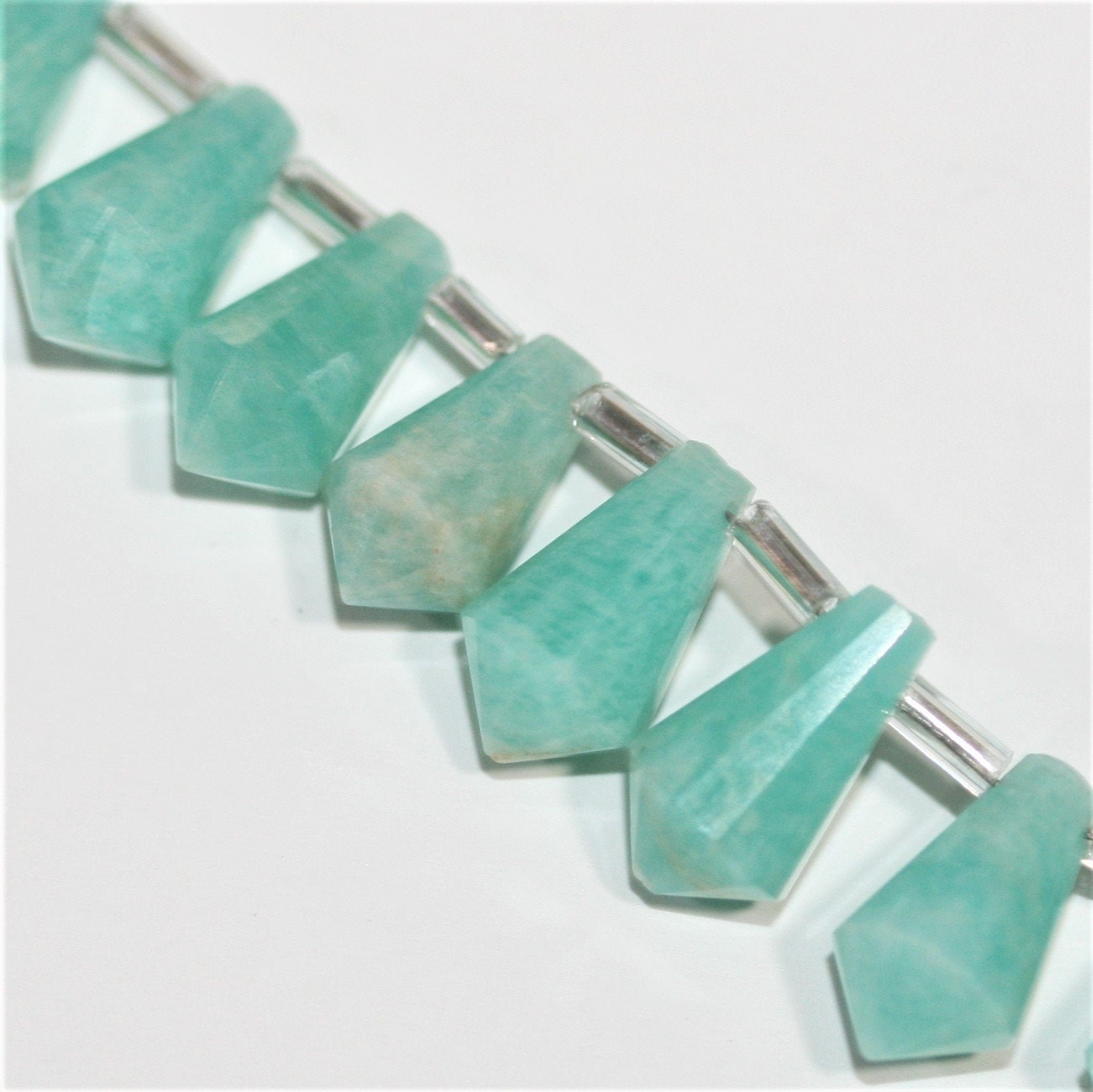 Cuentas de punta facetada de Amazonita Santa de 6" 13x7mm.-Hilo de 15cm.