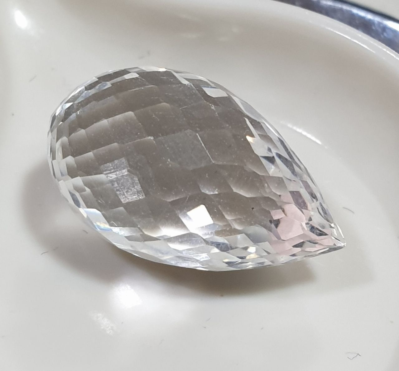 Pendentif goutte à facettes en quartz cristal de roche naturel (non percé) 19,6 x 11,7 mm (14,95 ct)