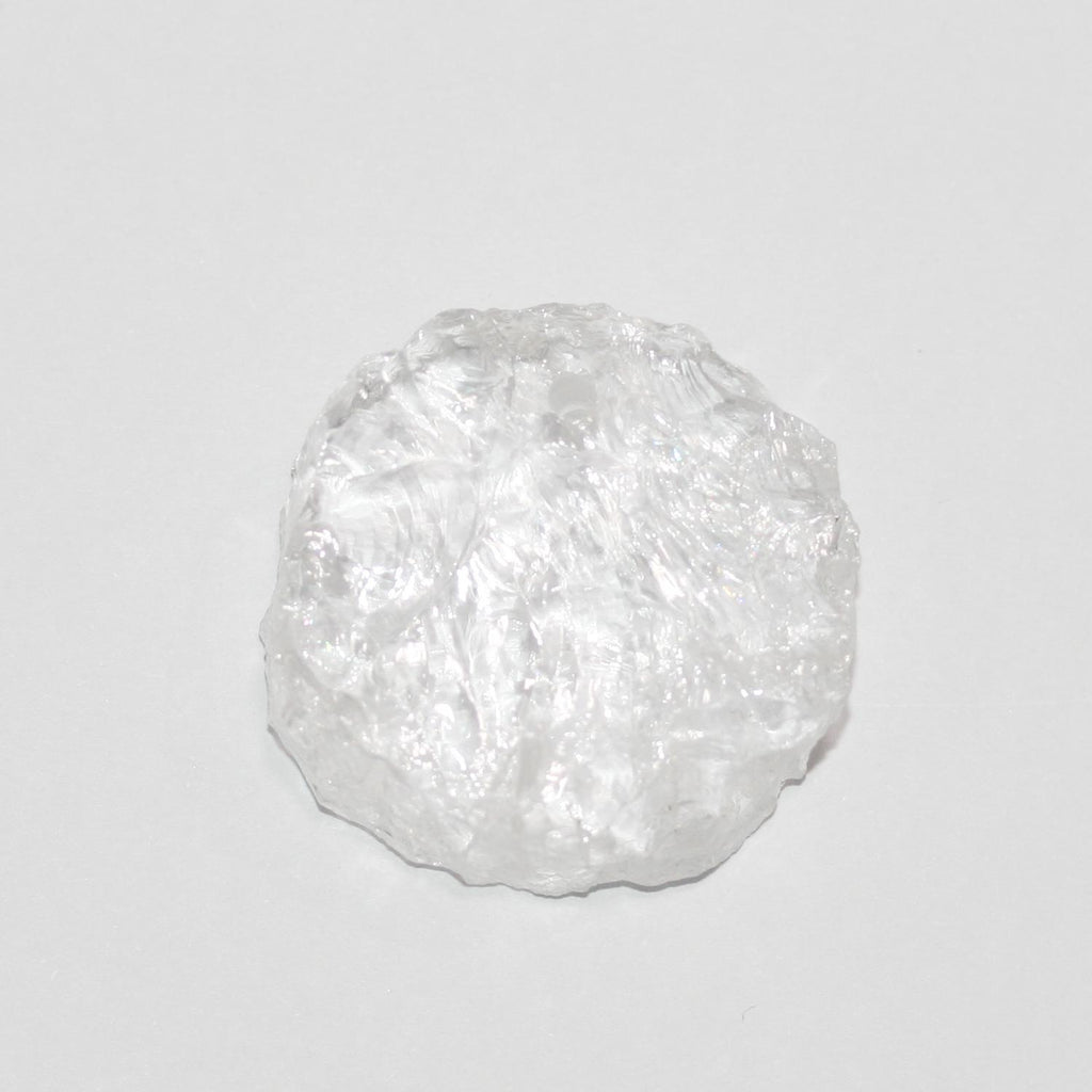 Pendentif rond en quartz cristal de roche non poli, 25-30 mm environ.