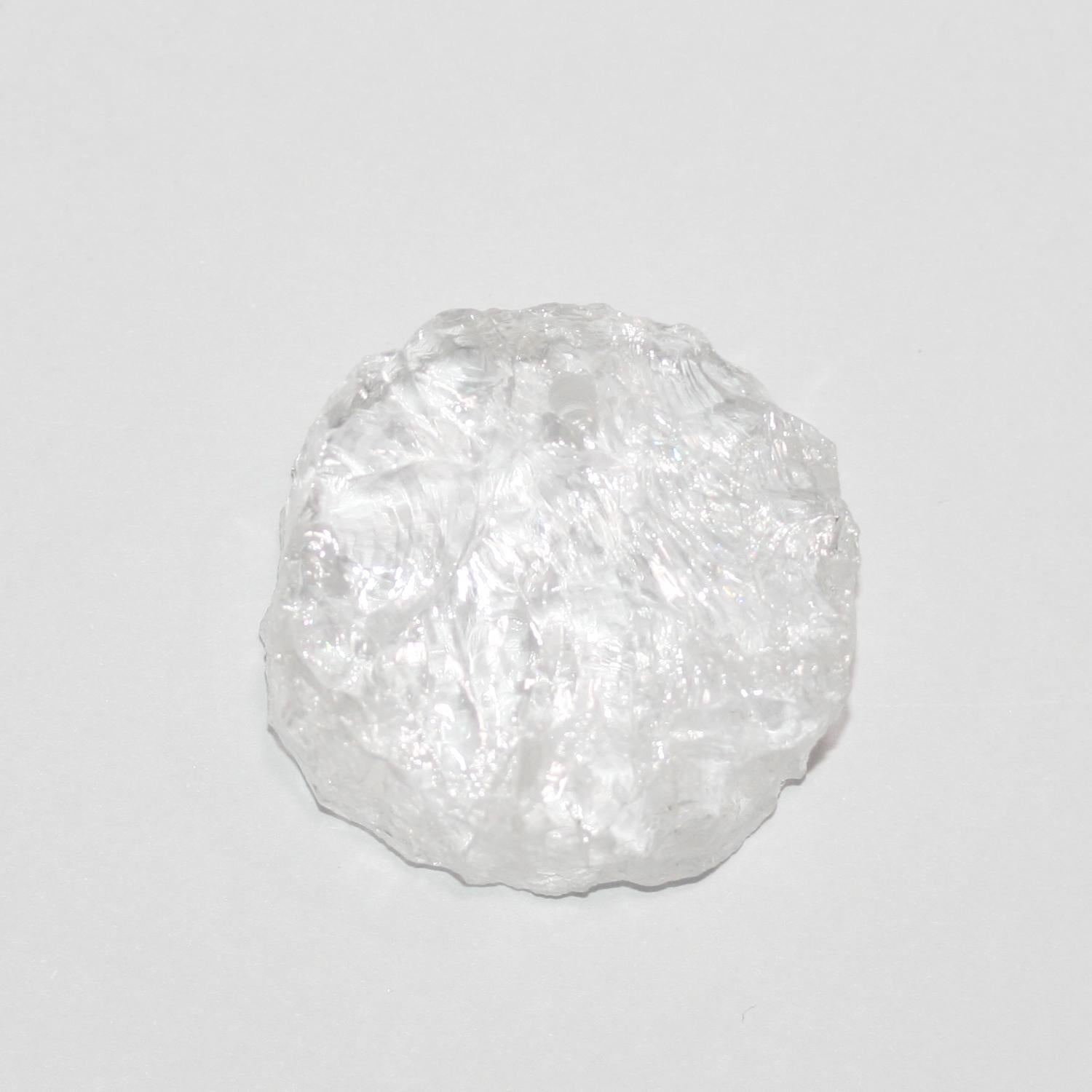 Pendentif rond en quartz cristal de roche non poli, 25-30 mm environ.