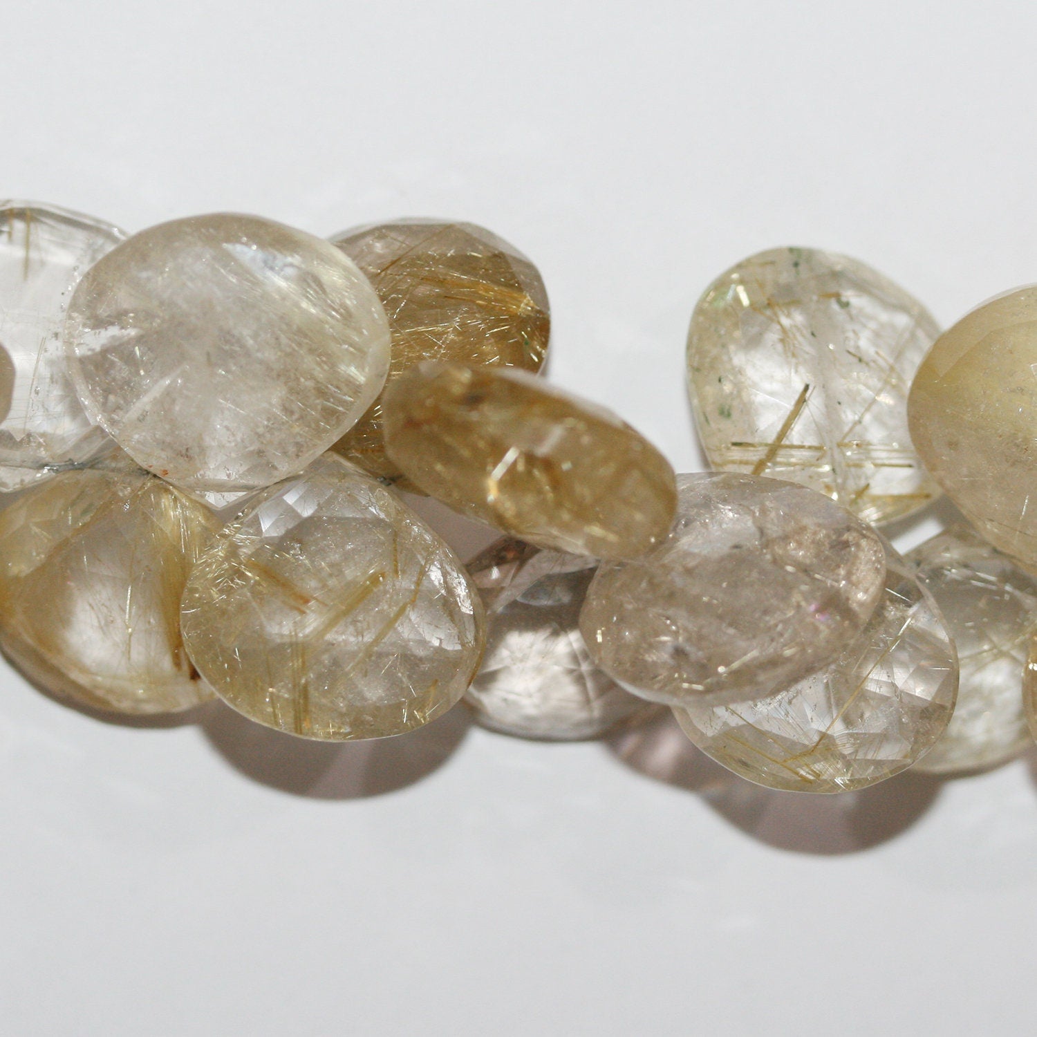 Perles en quartz rutile St de 8 pouces, à facettes graduées de 14 à 16 mm. Longueur du fil : environ 20 cm.