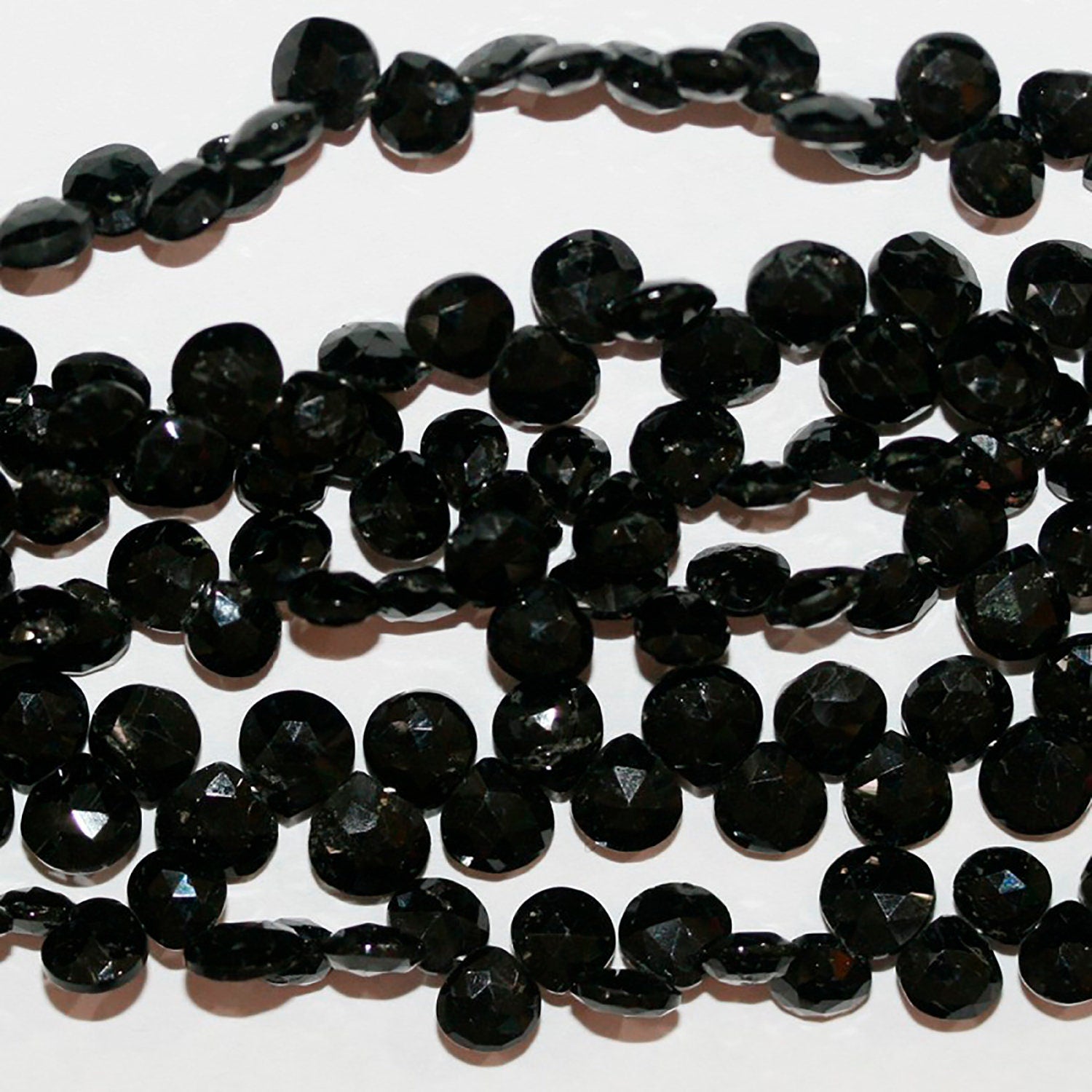 Perles en tourmaline noire facettées de 9 pouces, 5-6 mm - Fil de 23 cm.