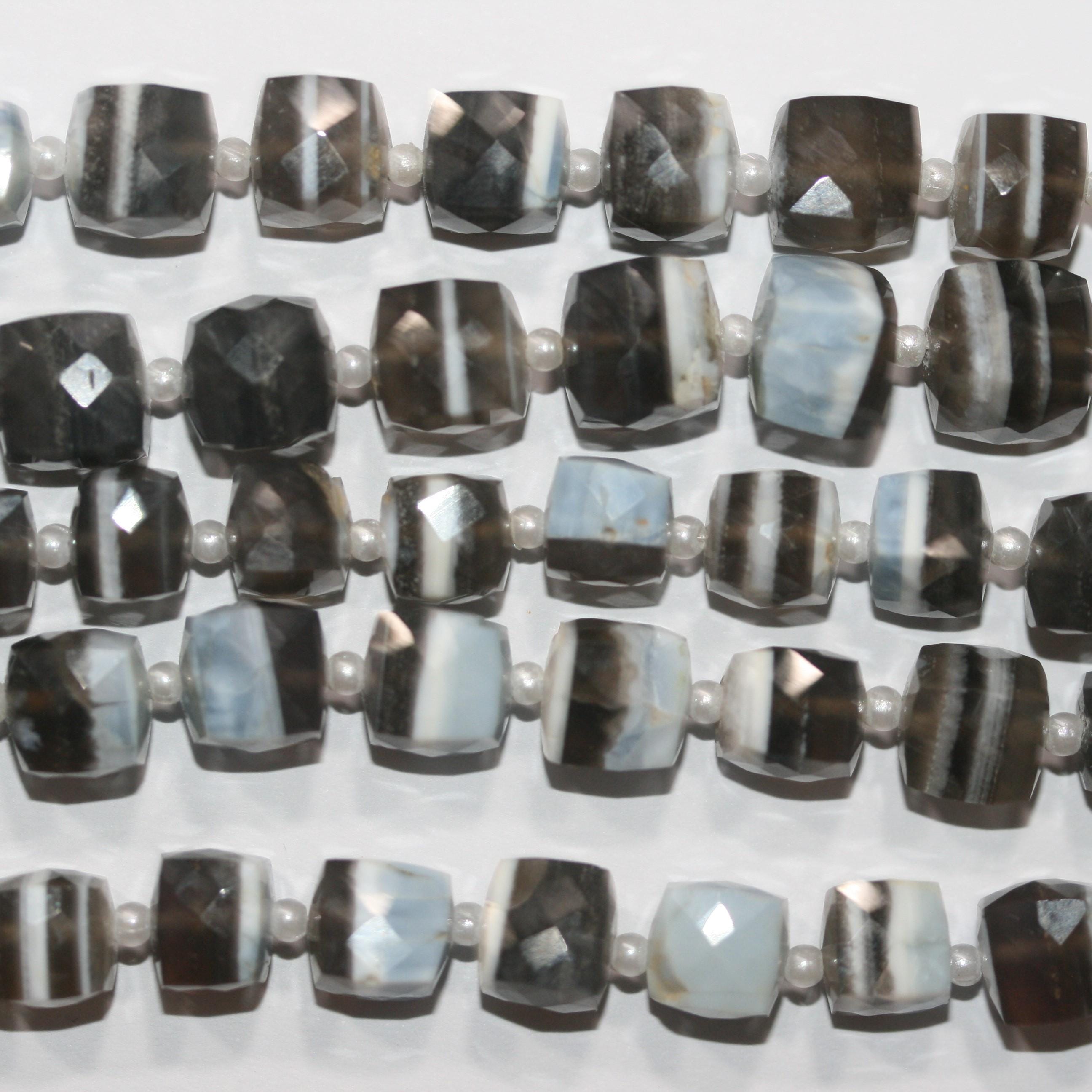 Cuentas cúbicas facetadas de ópalo azul de 8" (7-8 mm). Hilo de 20 cm aproximadamente.