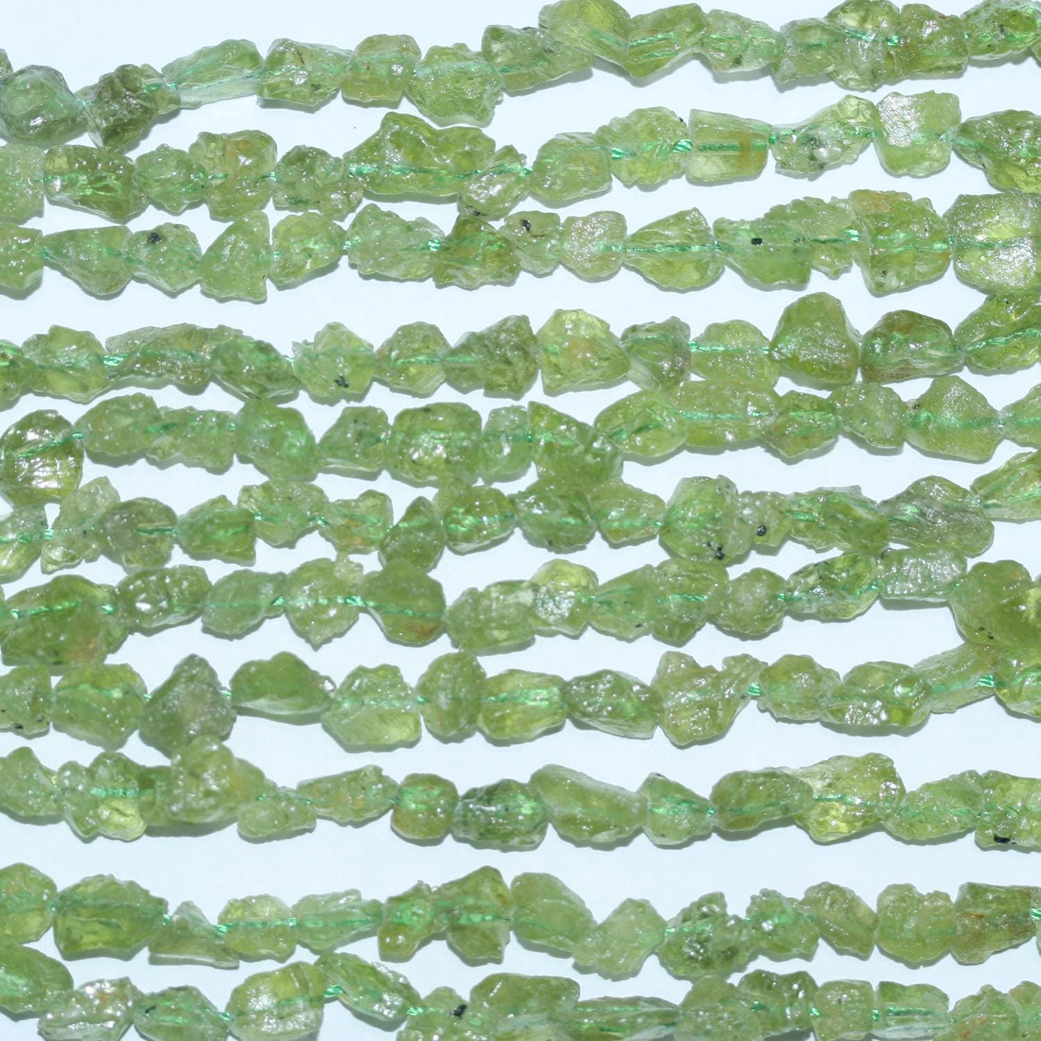 Perles de péridot St non polies, taille pépite, 6-8 mm, 15 pouces environ. Longueur du fil : 39 cm environ.