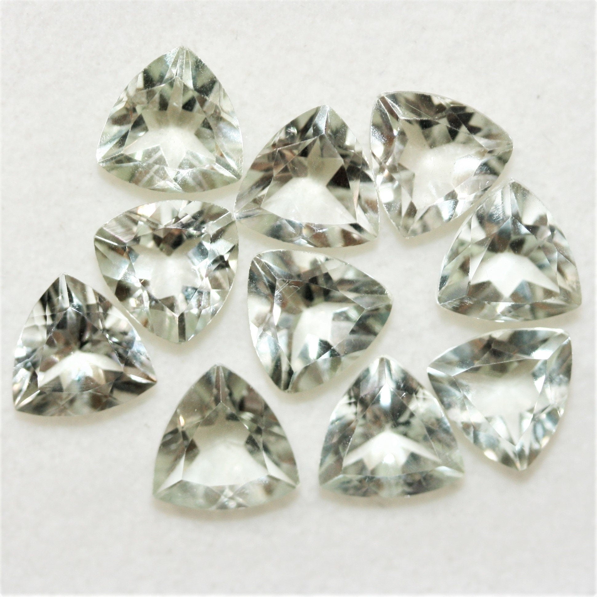 Lot de 10 pierres de prasiolite facettées taille trillion, 8 mm.
