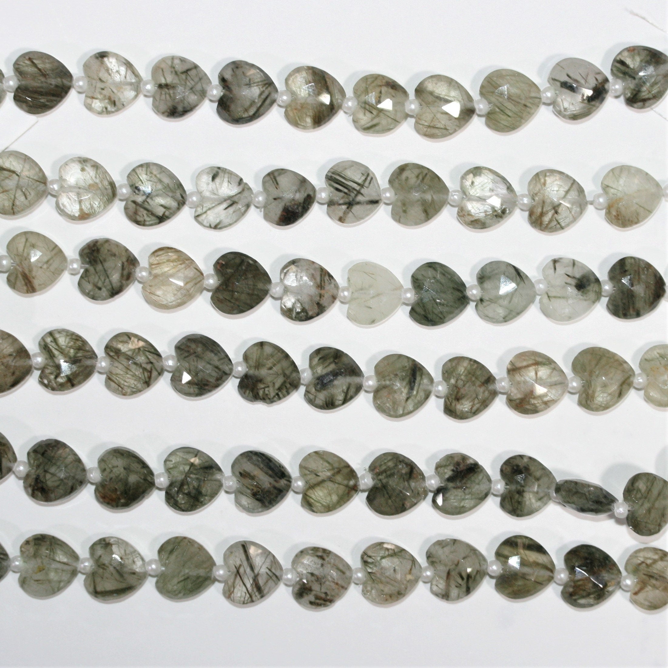 Cuentas de corazón facetadas de cuarzo turmalinado de 7" de St. 8 x 10 mm - Hilo de 17 cm.