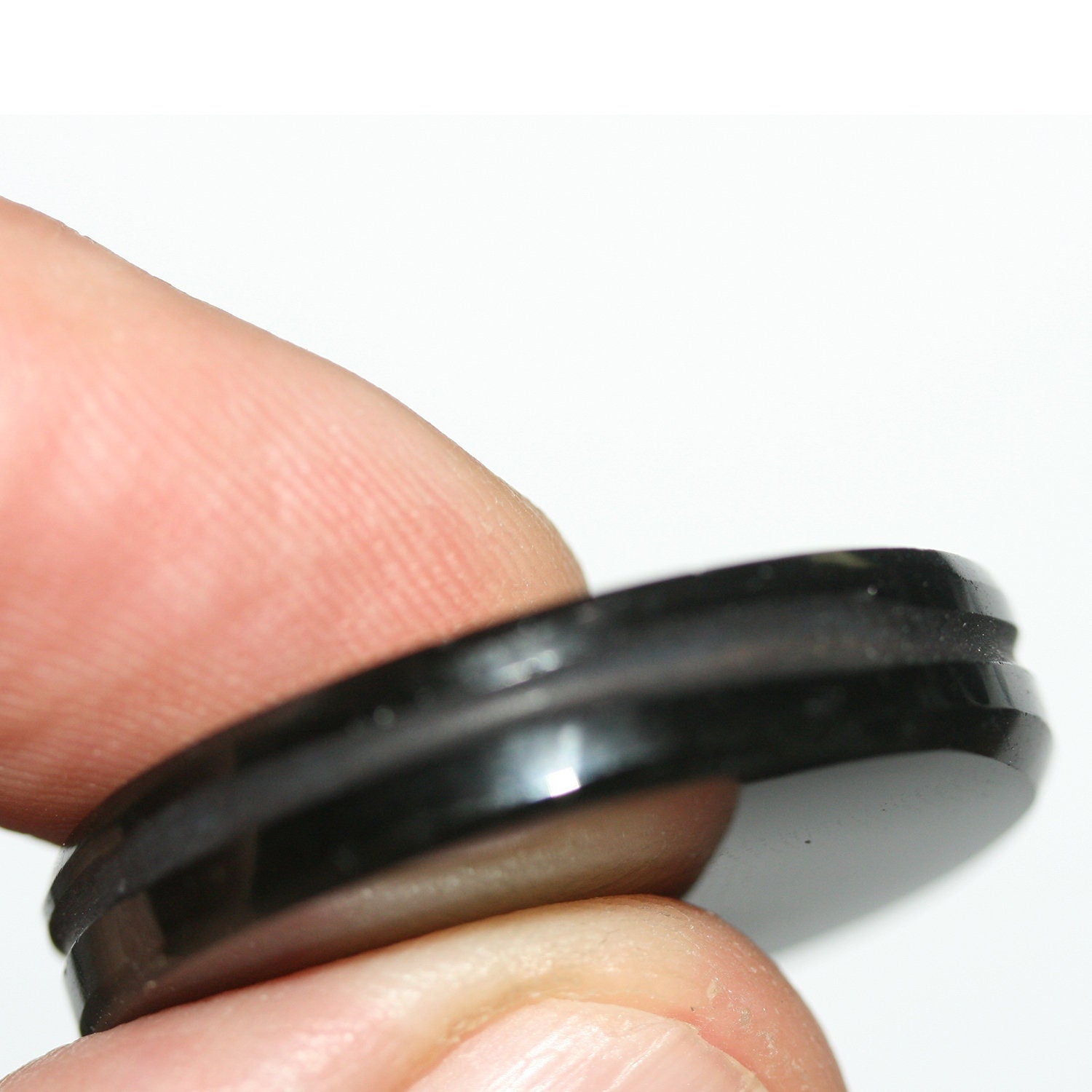 Pendentif lisse rainuré en obsidienne 33 mm.