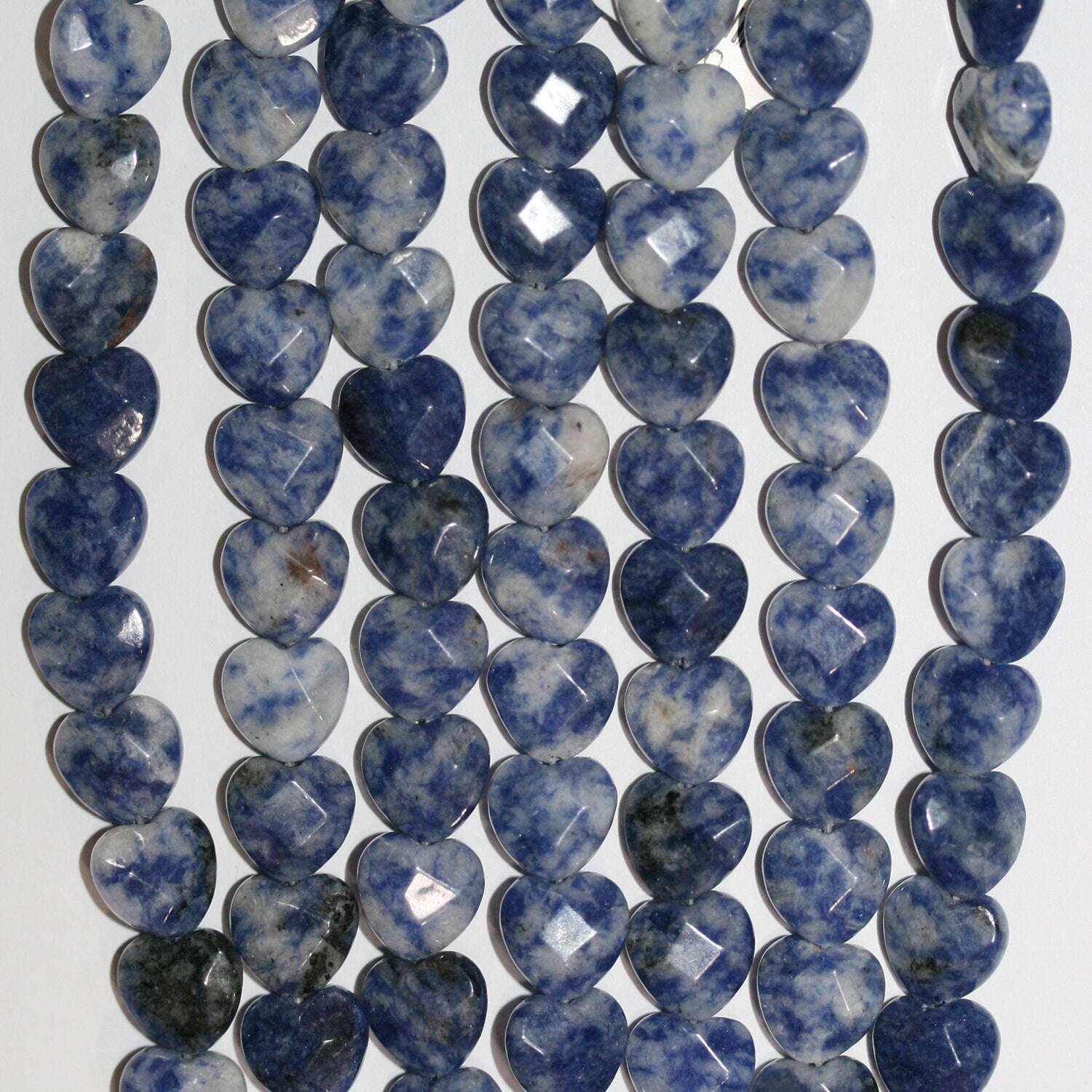 Cuentas de corazón facetadas de sodalita Santa de 7" de 9 x 10 mm - Hilo de 19 cm.