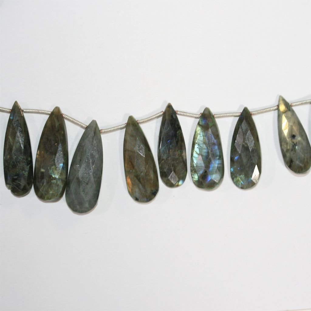 Perles en forme de goutte à facettes graduées en Labradorite de 8 pouces (21 x 9 à 30 x 11 mm). Longueur approximative du brin : 21 cm.