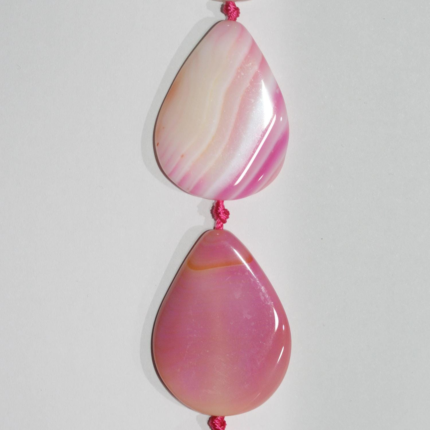 Perles plates lisses en agate St Fuchsia 15" (40 x 30 mm). Fil de 39 cm.