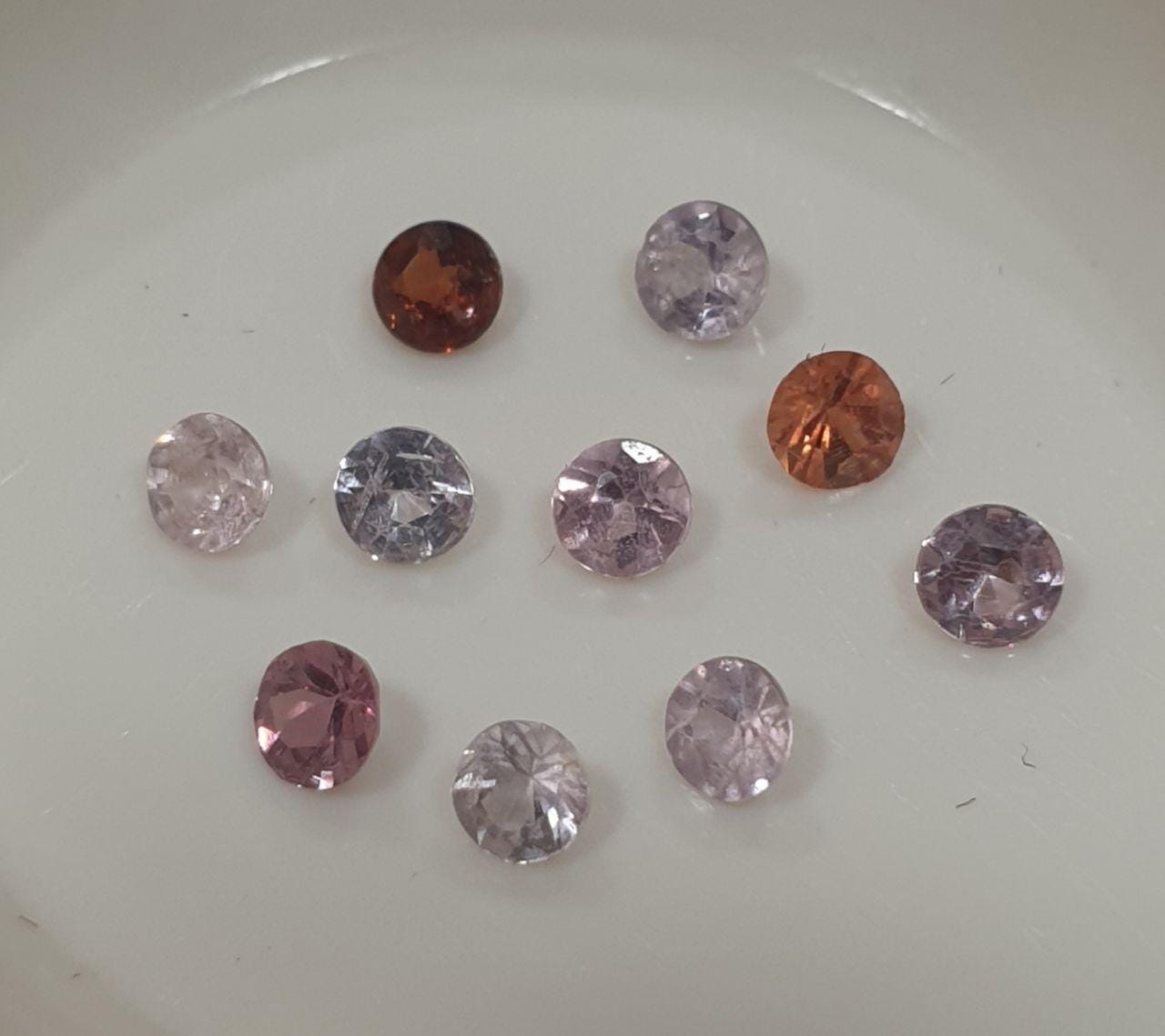 Lote de 8 espinelas multicolores calibradas AAA, corte brillante redondo de 3 mm, espinelas rosadas, blancas y naranjas - Gemas genuinas - Sin tratar - Espinela roja