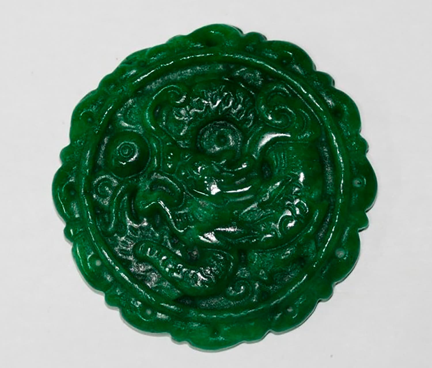 Pendentif en jade vert 47 mm.