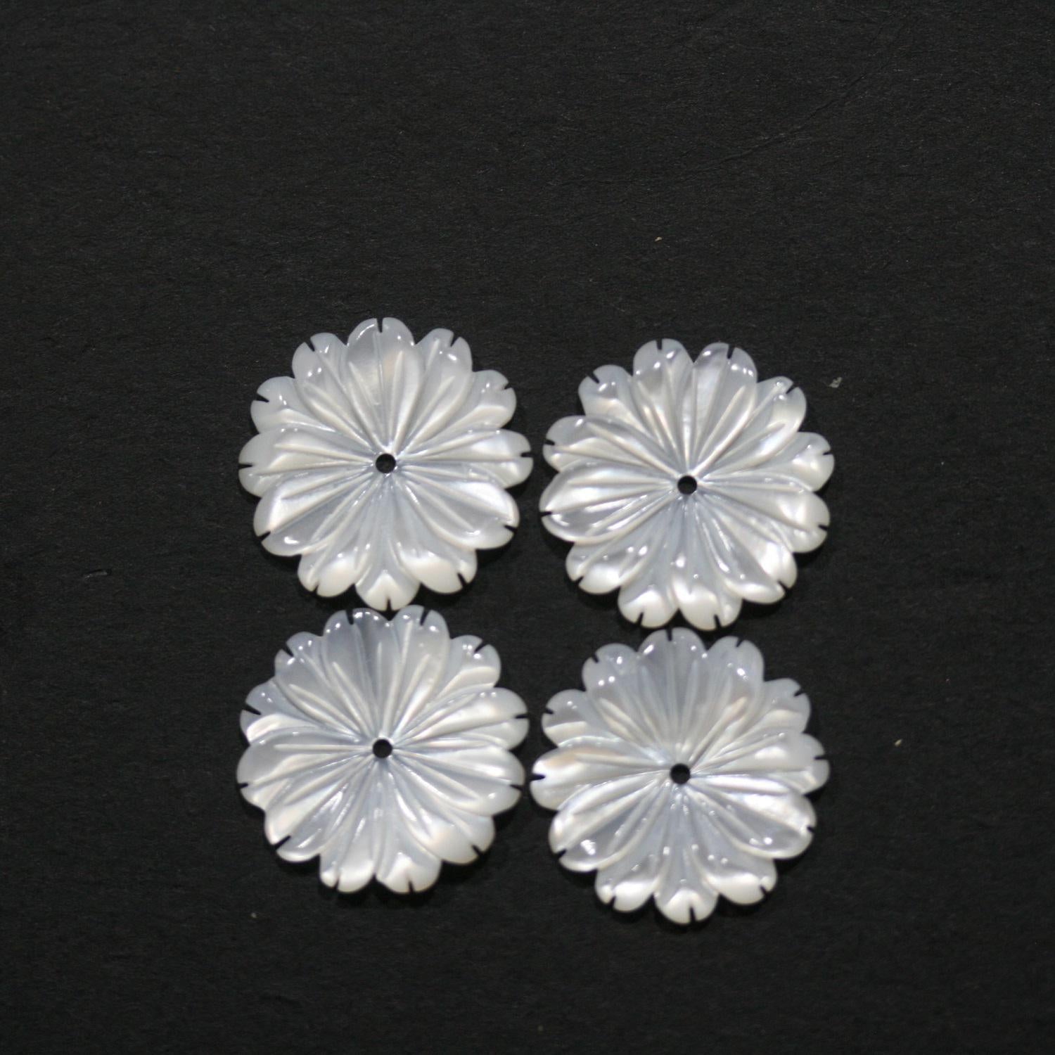 Pendentif en nacre sculptée en forme de fleur, 15 mm (2 paires). Réf. 14834