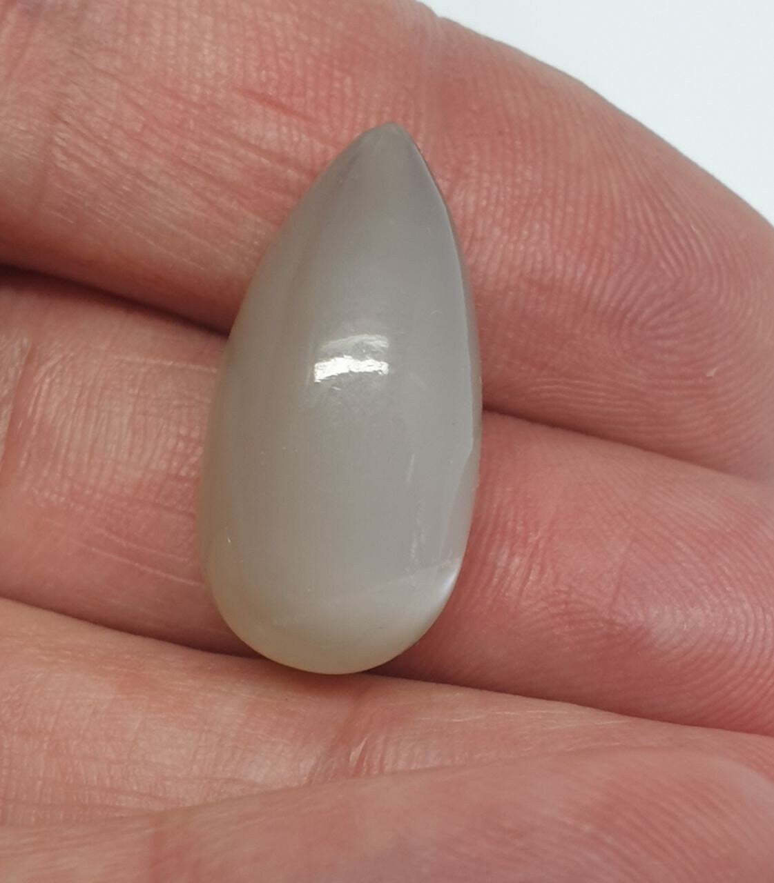 Gota de piedra lunar gris perforada a la mitad, 23 x 11,6 mm (22,08 ct).