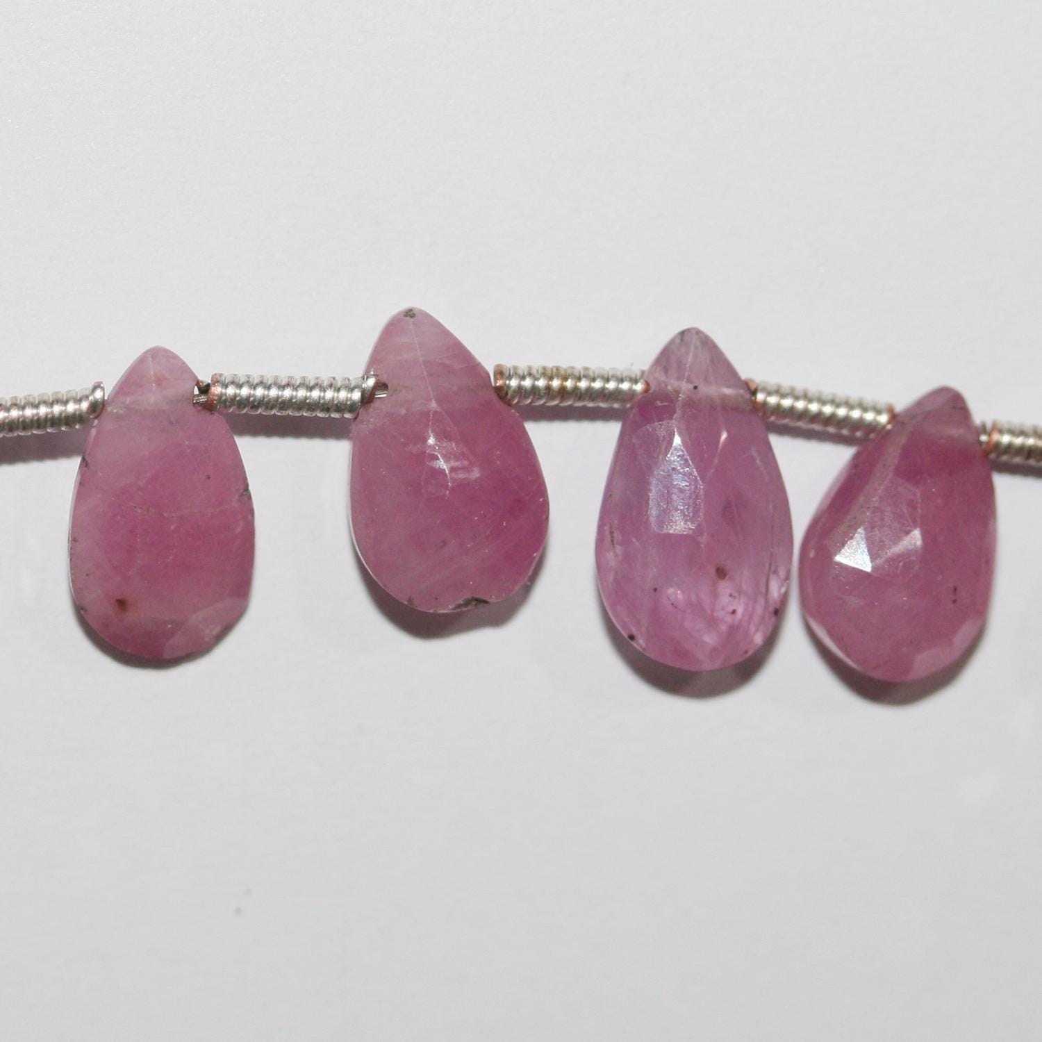 Perles en saphir rose facettées en forme de goutte, 8 pouces (environ 21 cm), 9 x 6 mm. Longueur du fil : environ 21 cm.
