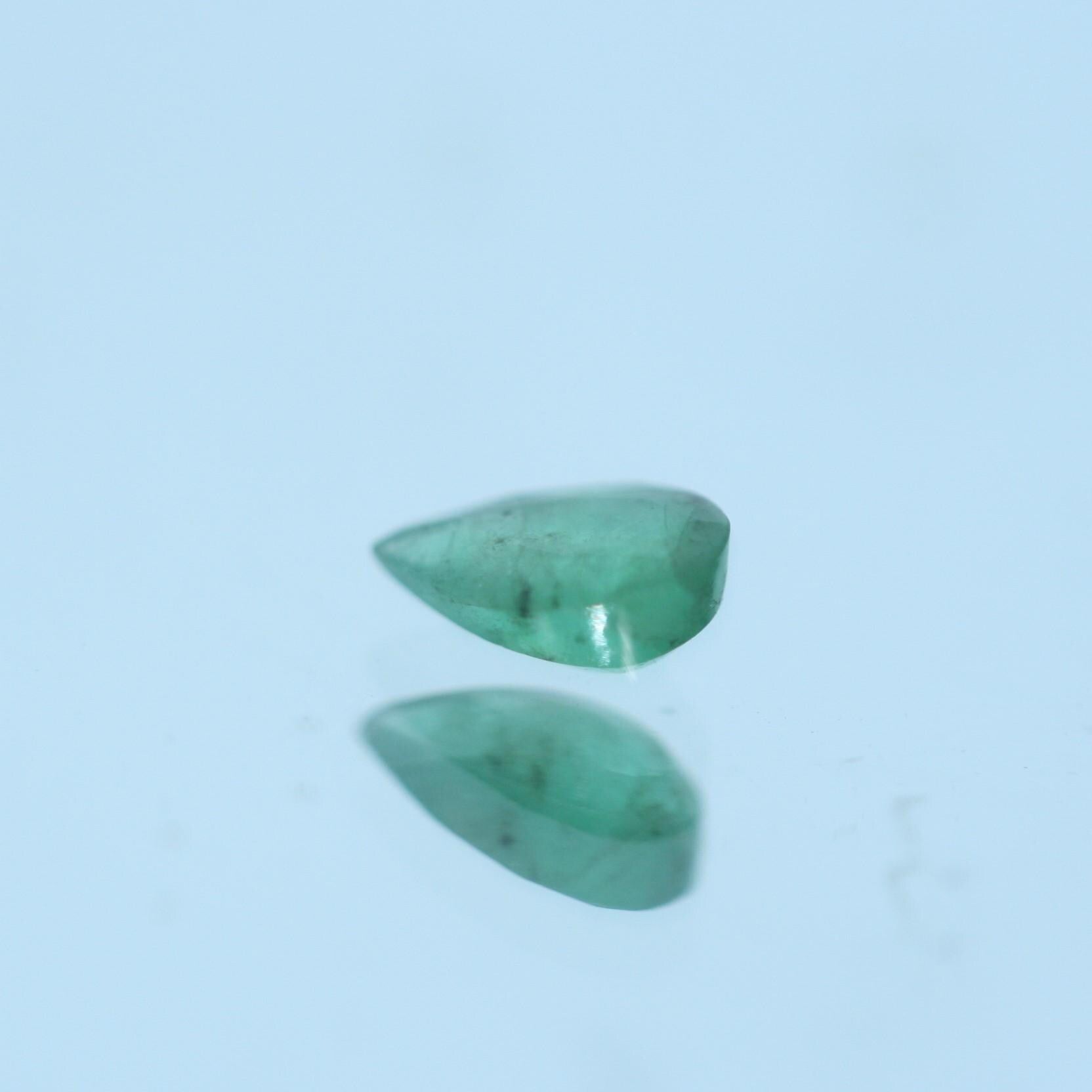 Lot de 20 gouttes émeraude à facettes de 4,5 x 3,5 mm.