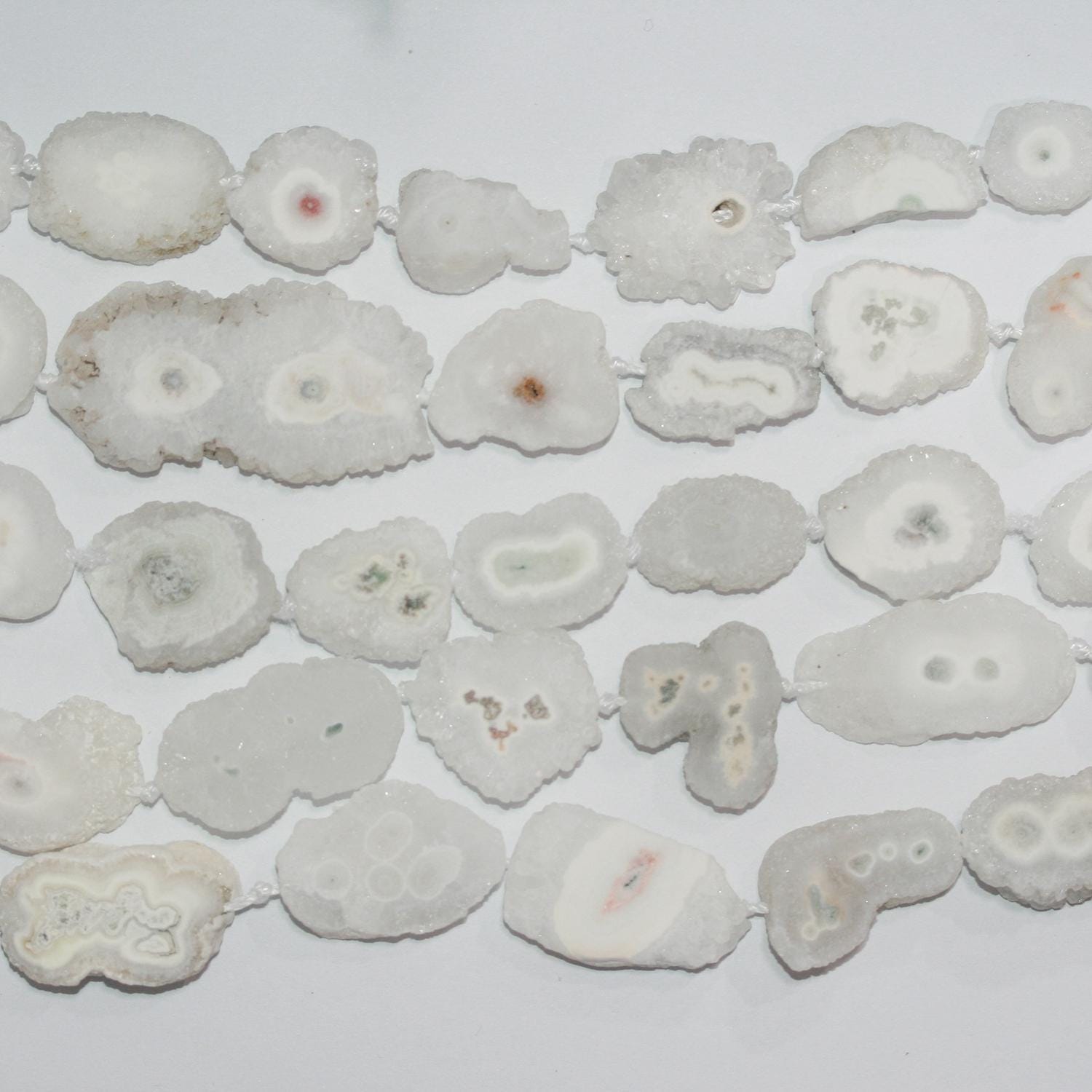 Cuentas ovaladas planas irregulares lisas de cuarzo solar St. de 16" de 13 a 25 mm, aprox. - Hilo de 40 cm.