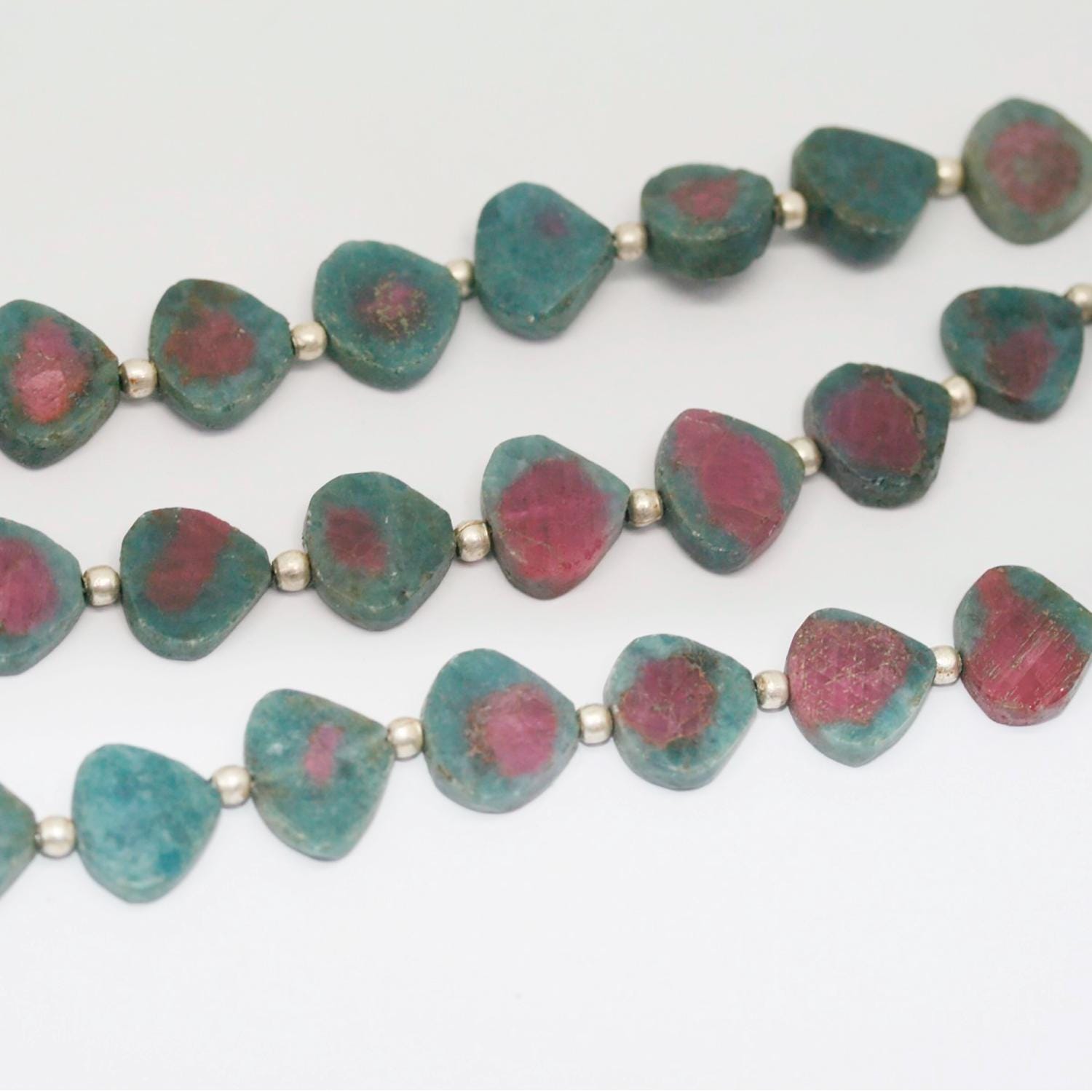 Cuentas planas lisas de zoisita y rubí de 8" (8-9 mm). Longitud aproximada: 21 cm.
