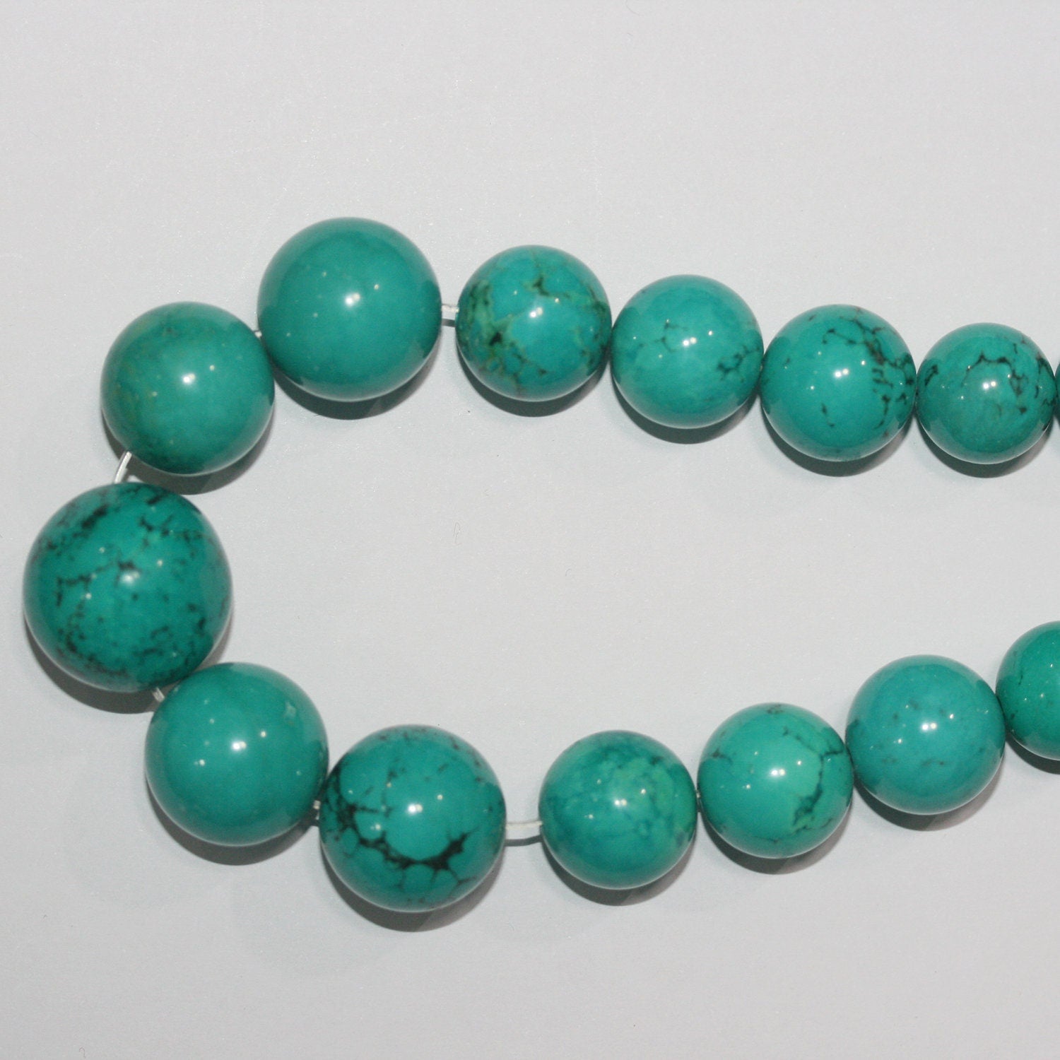 Cuentas redondas lisas graduadas de color turquesa de 17", 7-18 mm, tira de 44 cm.
