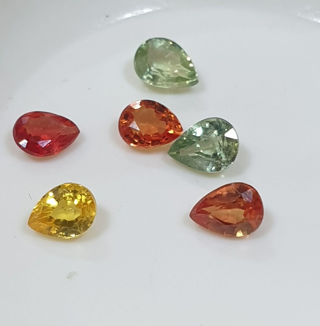 Lote de zafiros multiformatos naturales de 4 x 3 mm, zafiro verde, amarillo y naranja - Lote al por mayor - Piedras de primera calidad