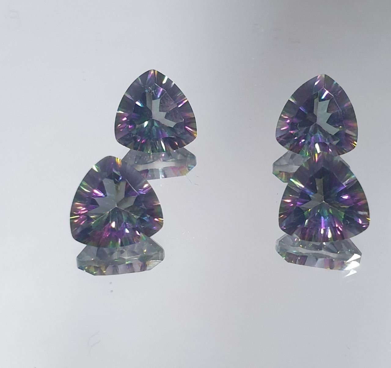 Lote de 4 cuarzos místicos facetados de 10 mm. Corte láser. Talla milenaria. Precio al por mayor. Color único.