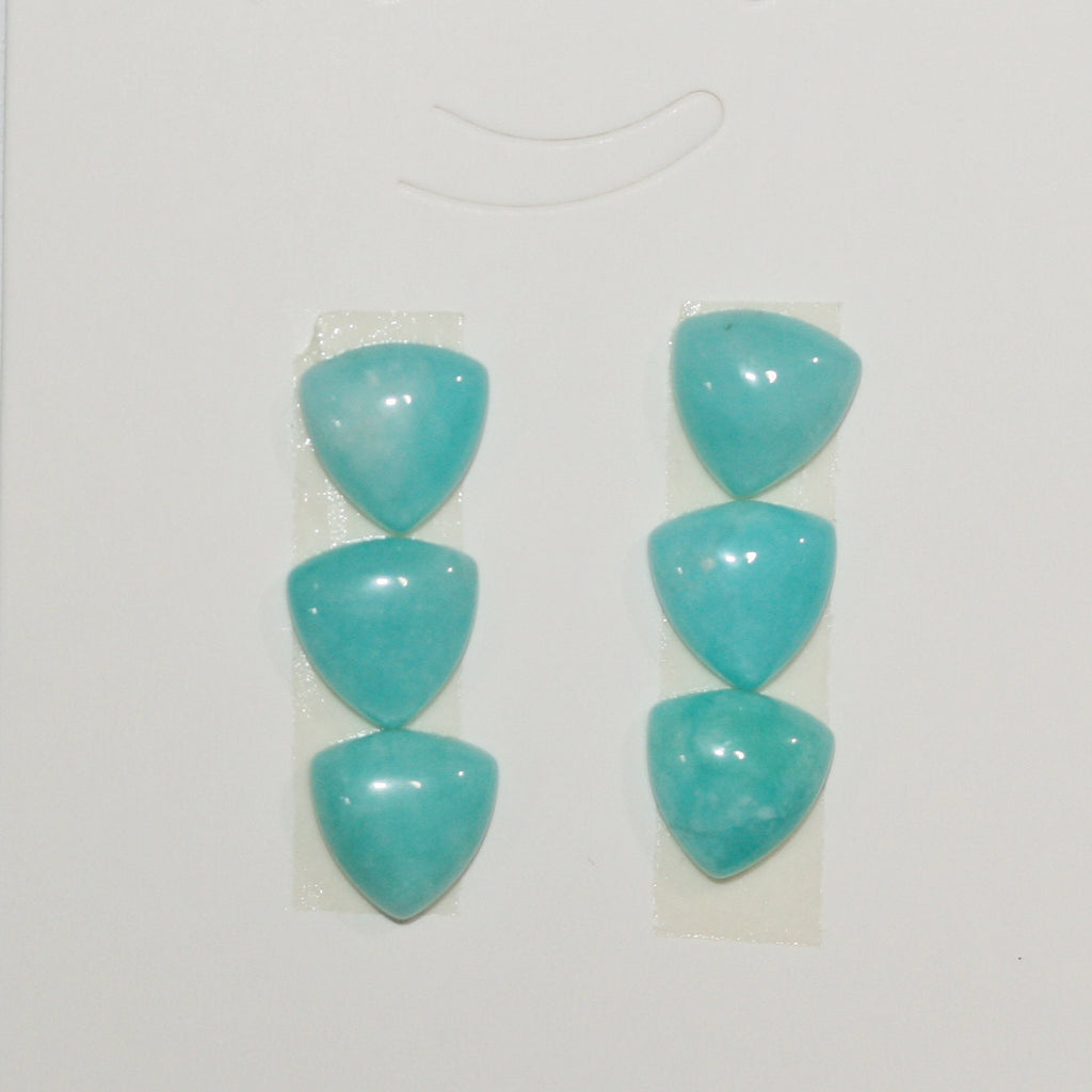 Lote de 6 cabujones triangulares lisos de amazonita peruana de 10 mm. (6 uds.)