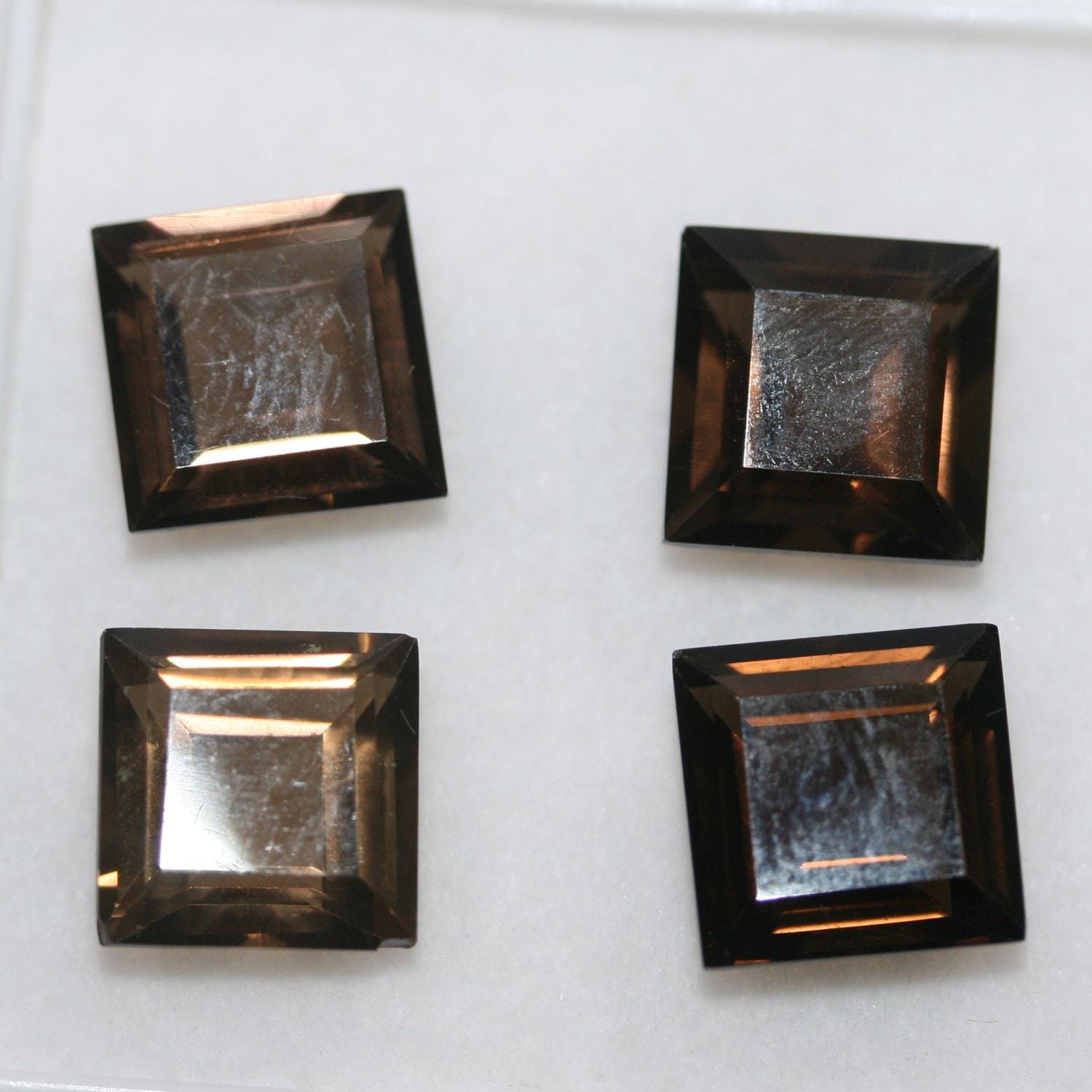 Lot de 4 pierres carrées à facettes en quartz fumé de 10 mm.