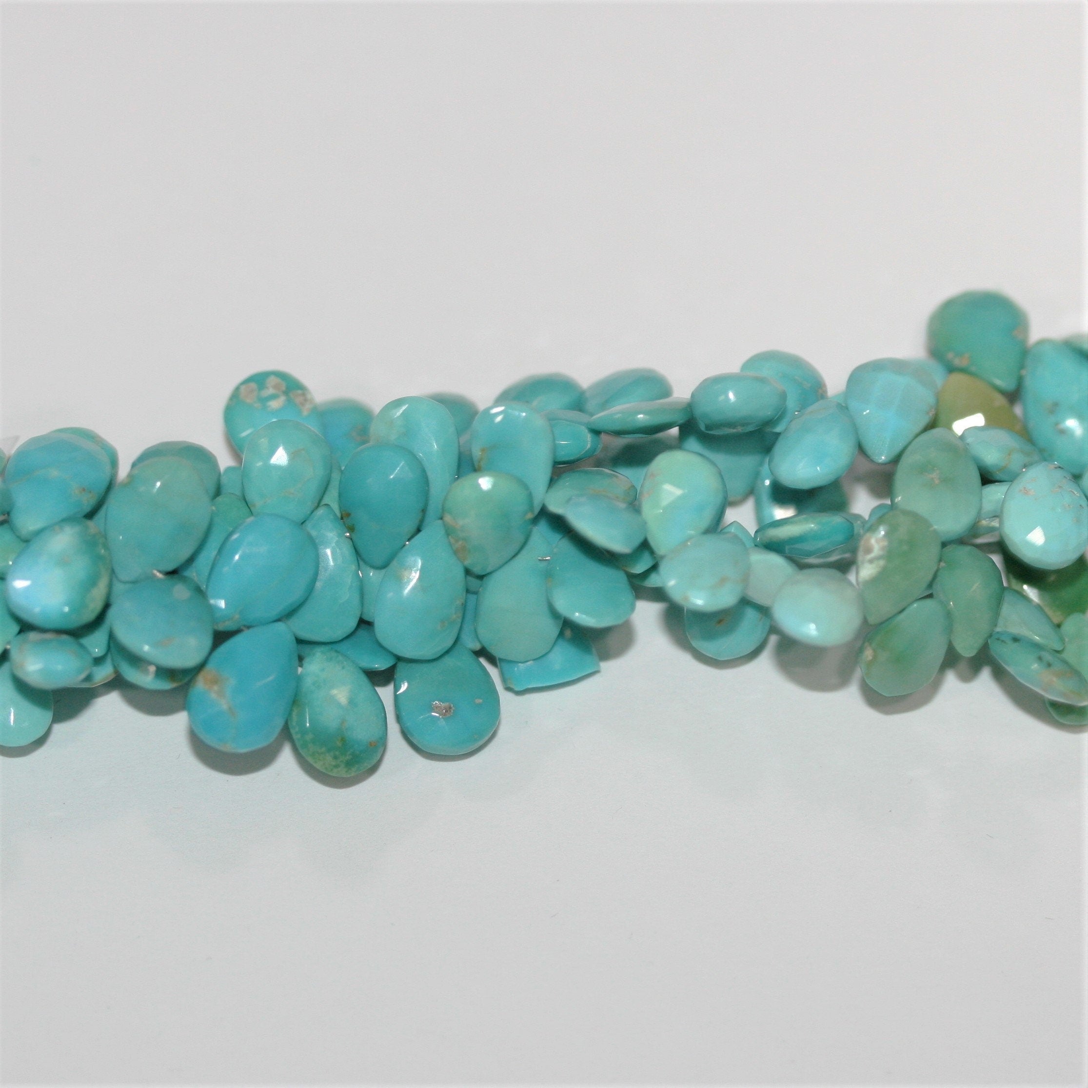 Perles en turquoise St à facettes en forme de goutte, 8 pouces, 10 x 7 mm. Longueur du fil : environ 20 cm.