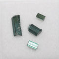Paquete de 4 colgantes de cristal de turmalina azul verdosa en bruto sin perforar para engarzar. Piedras curativas.