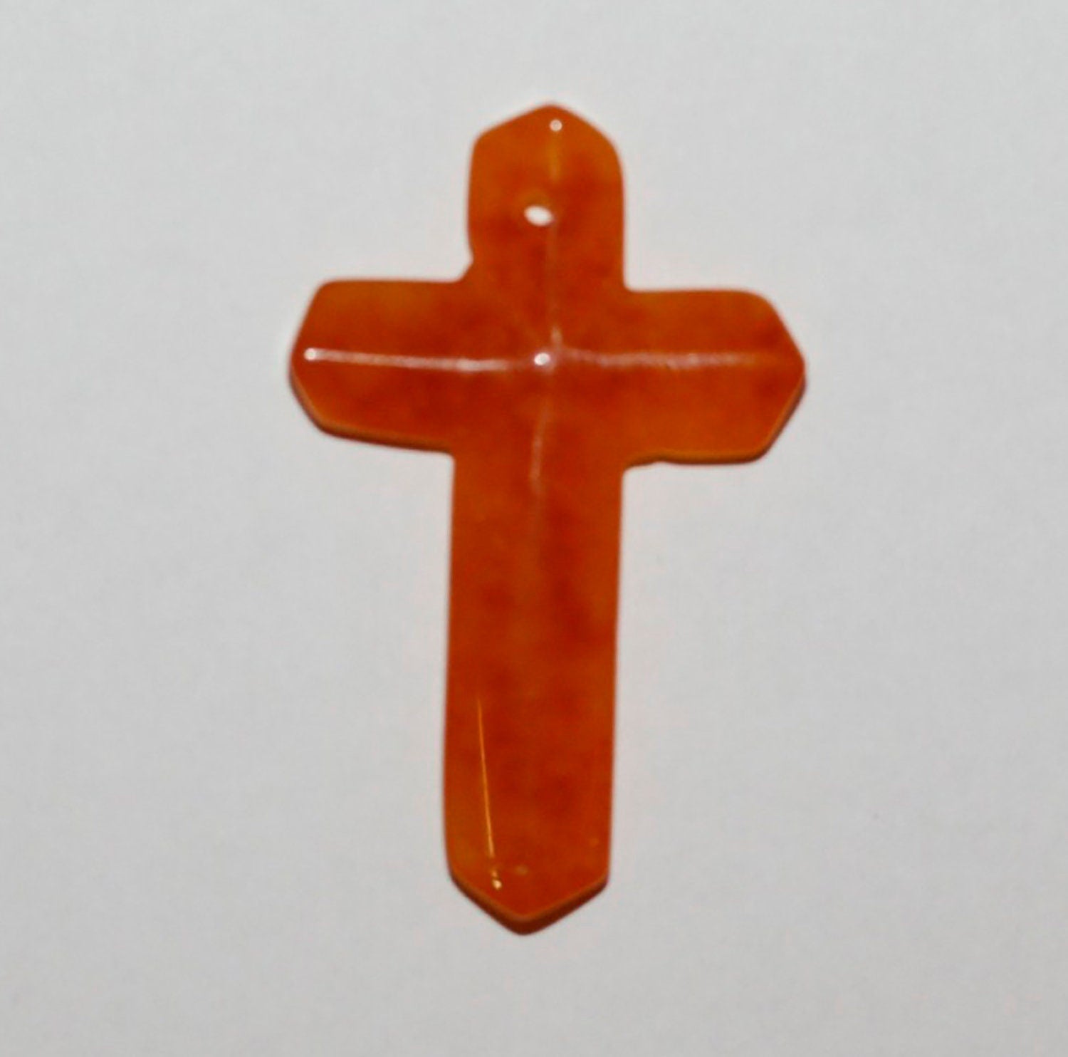Pendentif croix en jade multicolore 43x26mm.