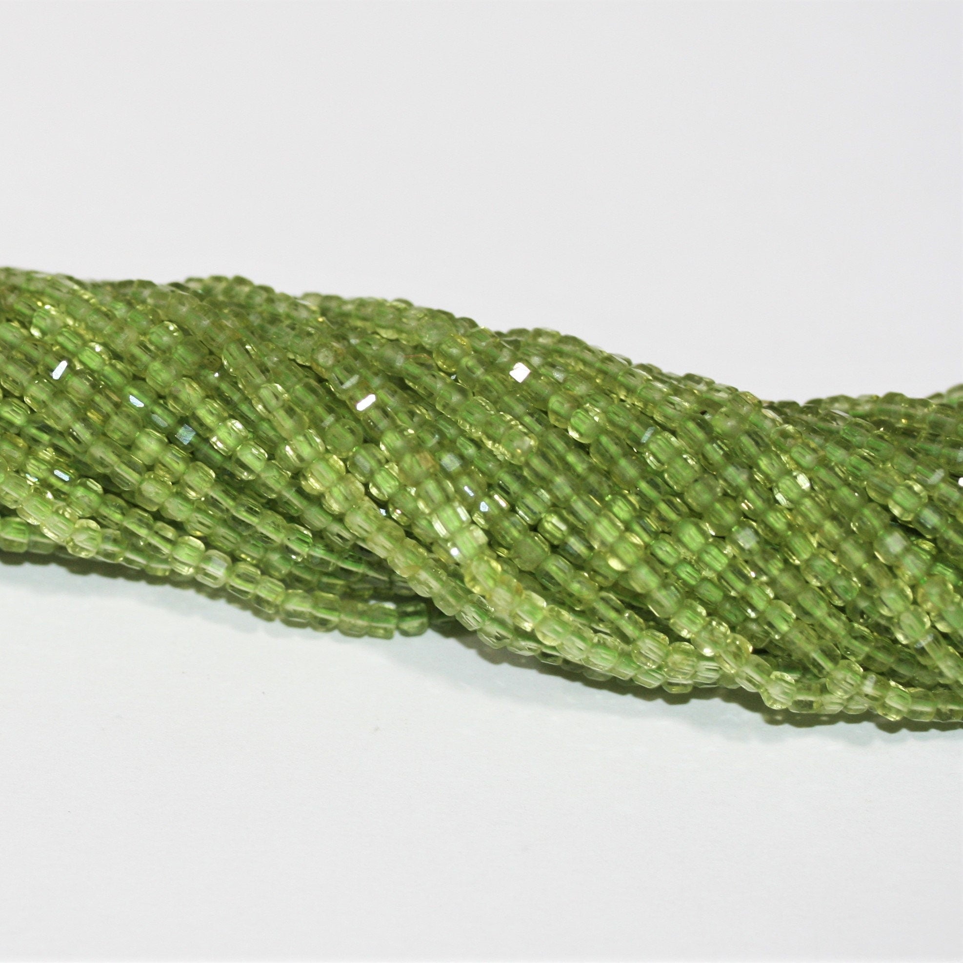 Perles cubiques à facettes en péridot St de 15 pouces, 2 mm, brin de 39 cm.