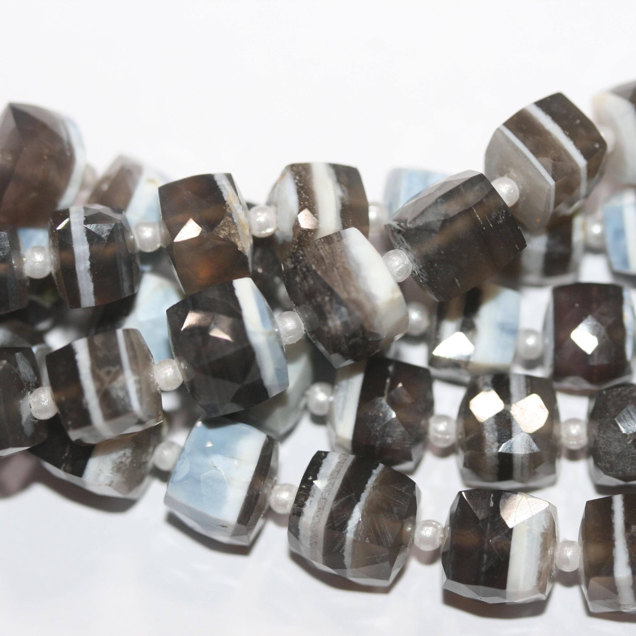 Cuentas cúbicas facetadas de ópalo azul de 8" (7-8 mm). Hilo de 20 cm aproximadamente.