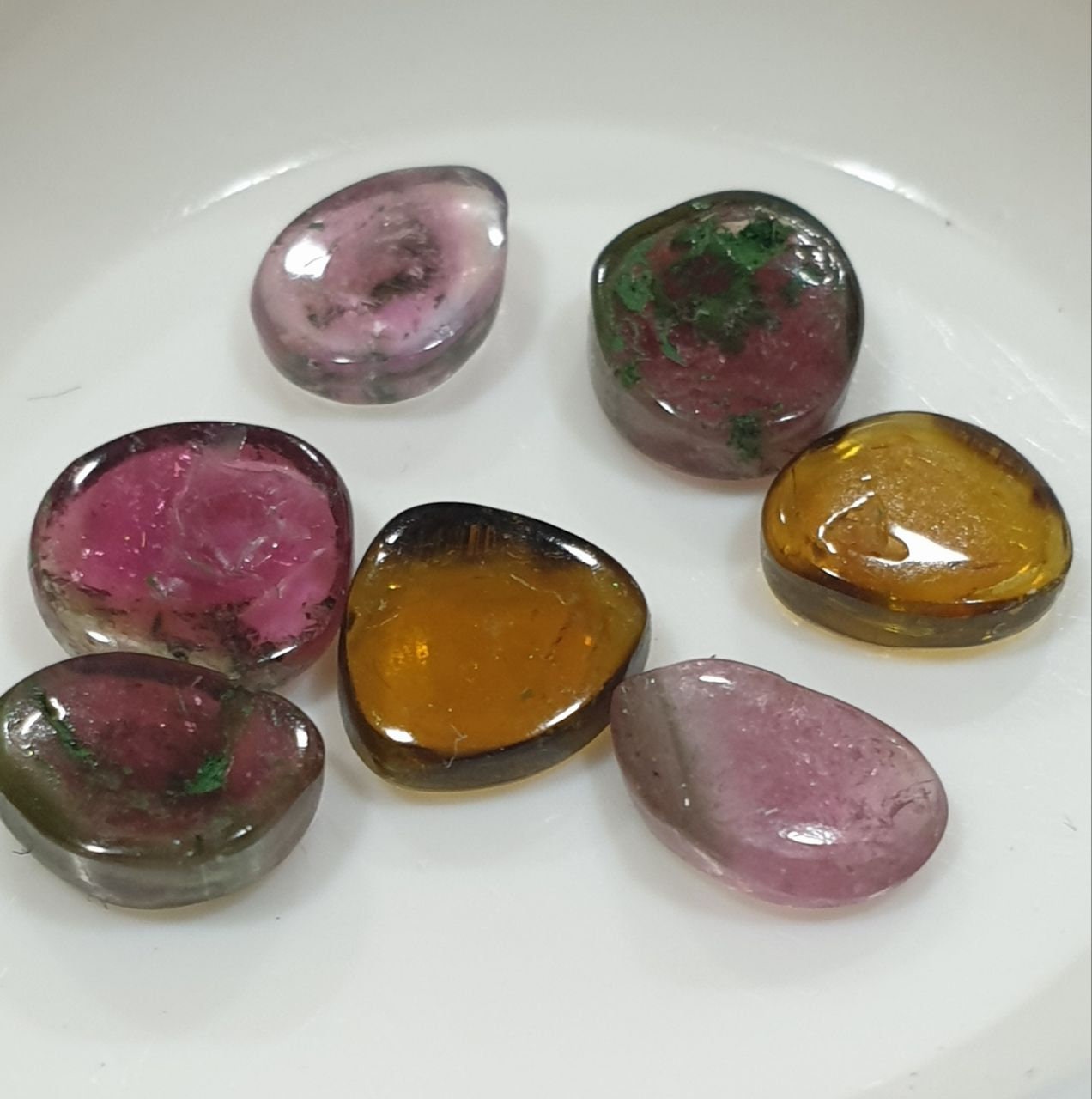Lot de 7 tourmalines multicolores, cabochons plats de taille et de forme libres, pierres non traitées - Fournisseur de pierres précieuses en gros pour le bricolage - Pierres authentiques