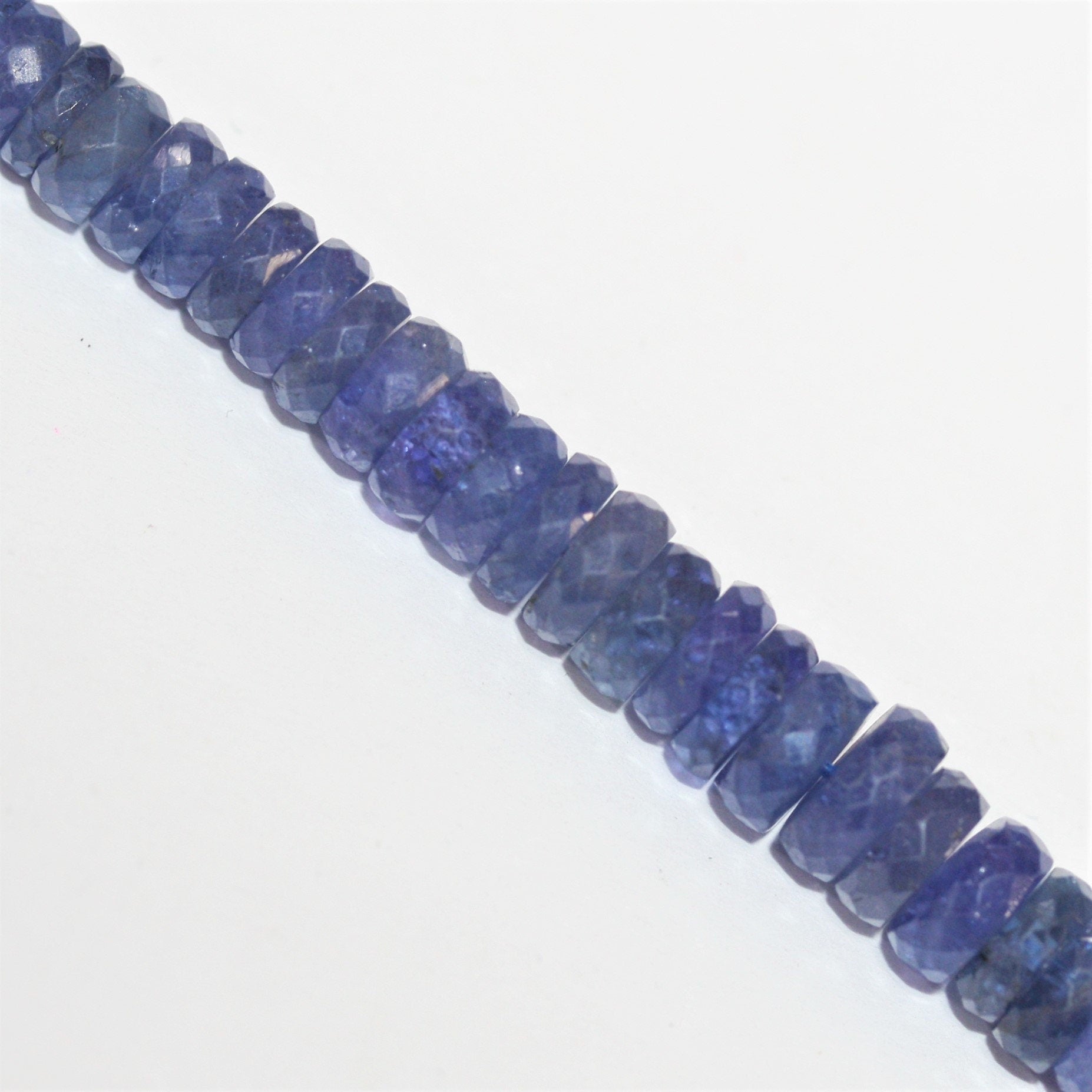 Collar de tanzanita facetada en degradado, 5 x 2-8 x 3 mm (aprox.).