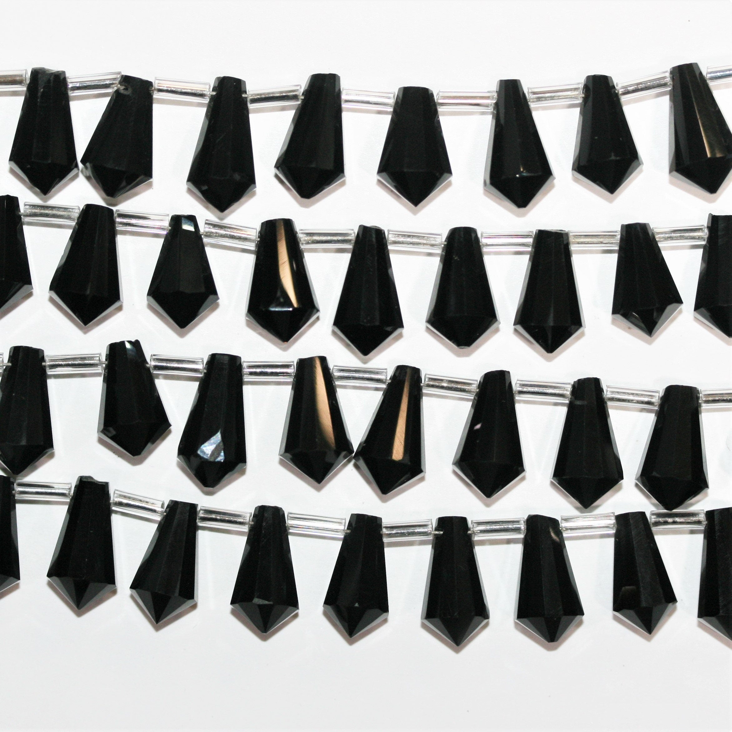 Cuentas facetadas de ónix santo de 7", 13 x 7 mm. Aprox. - Hilo de 17 cm.