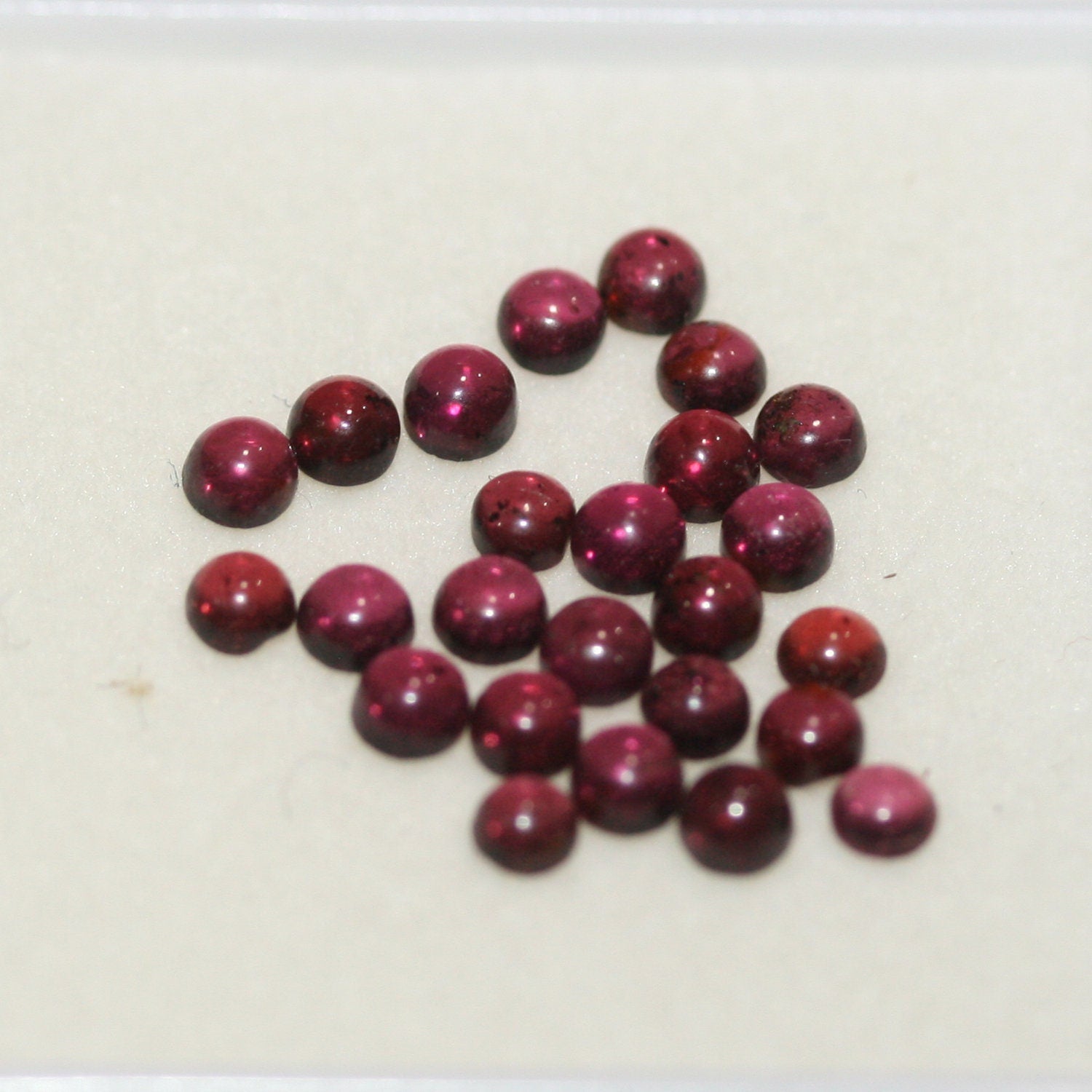 Lote de 25 cabujones redondos de granate de 3 mm. (25 uds.)