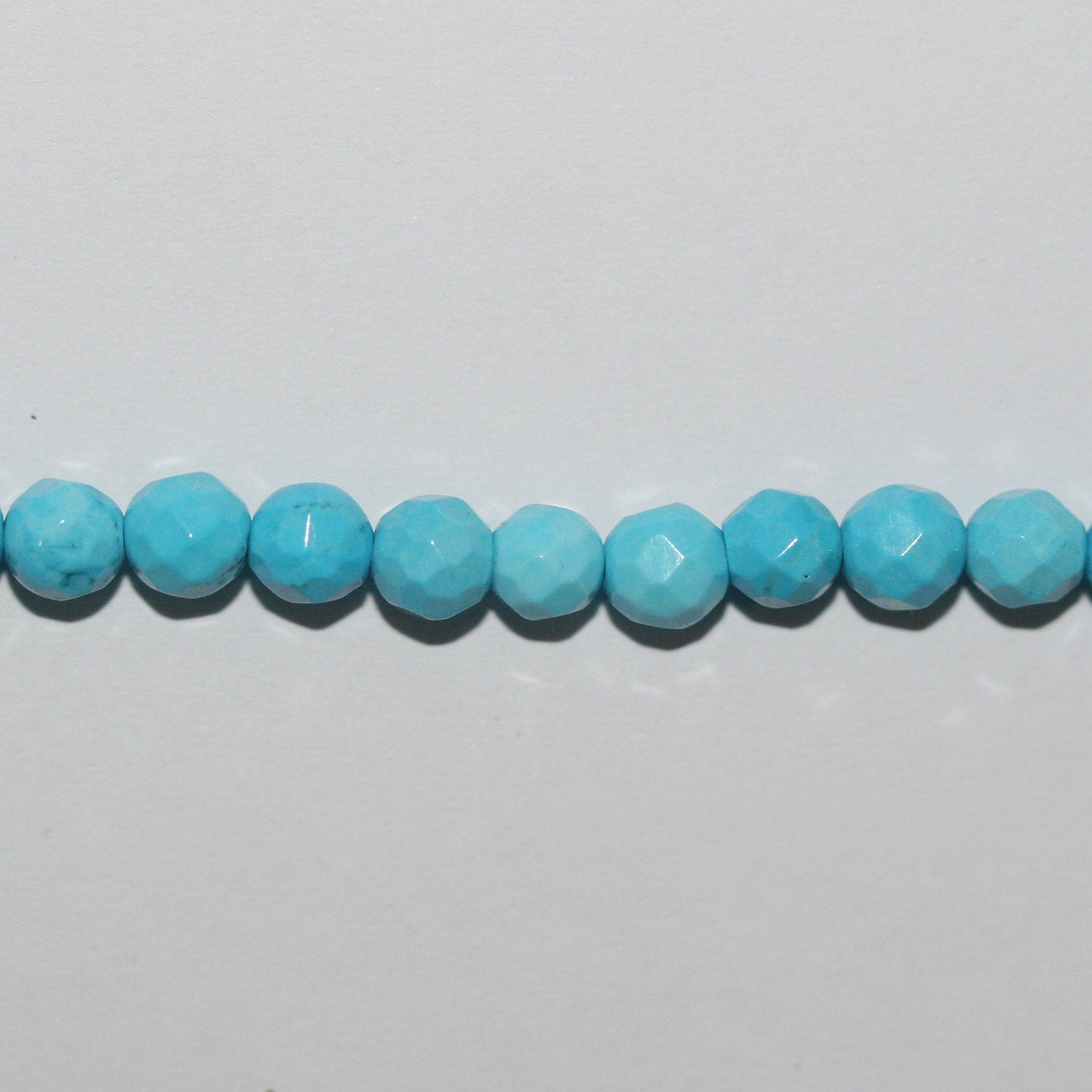 Perles rondes à facettes en turquoise St. de 15 pouces, 4-4,5 mm. - Fil de 39 cm.